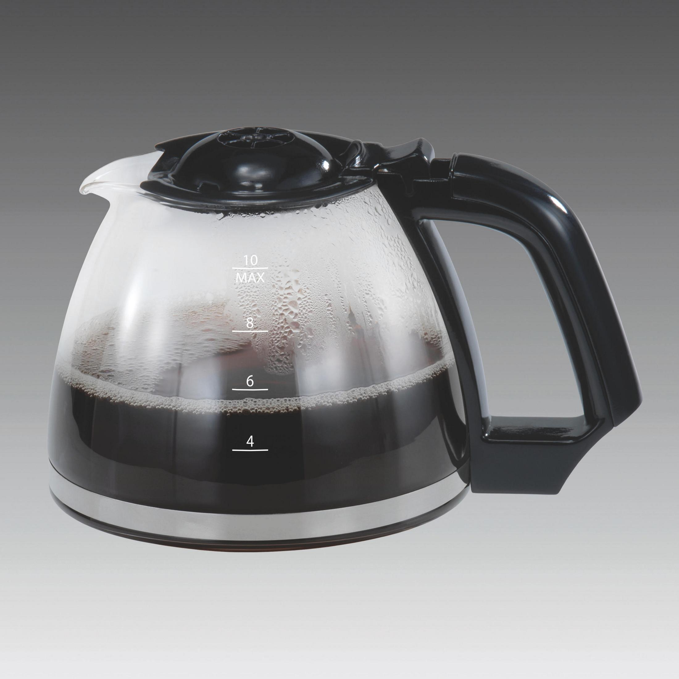 Karafka do kawy z kawą w środku. Białe oznaczenia poziomu wody. Czarny uchwyt. Jasnoszare tło.