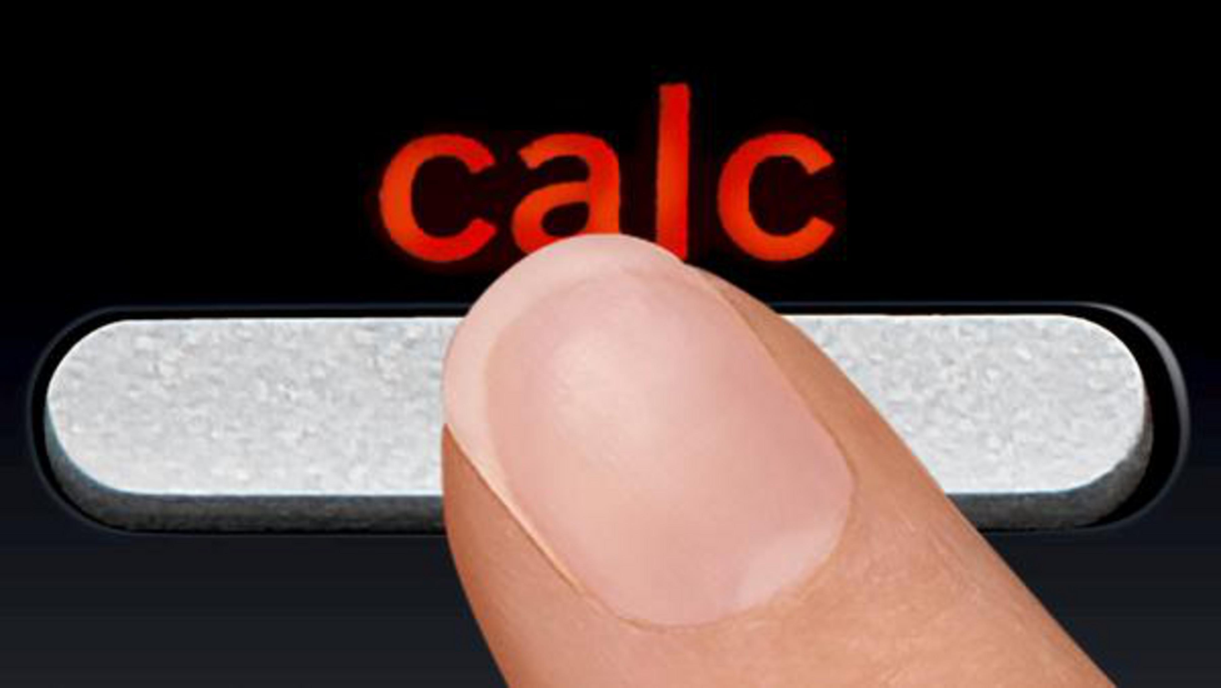 Palec naciska przycisk kalkulatora ze słowem 'calc' podświetlonym.