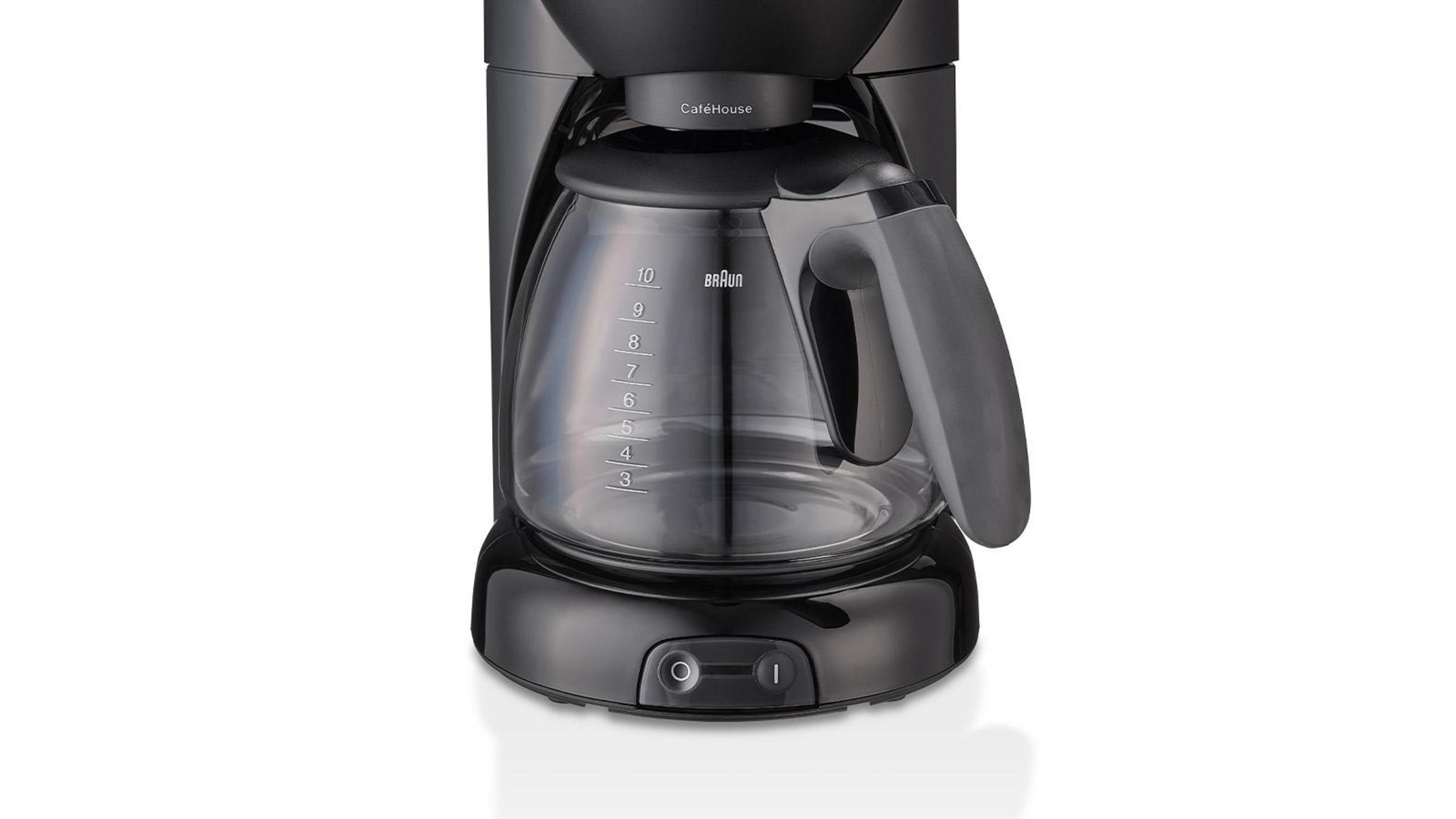 Czarny ekspres Braun z szklanym dzbankiem, uchwytem, włącznikiem i białym tłem.