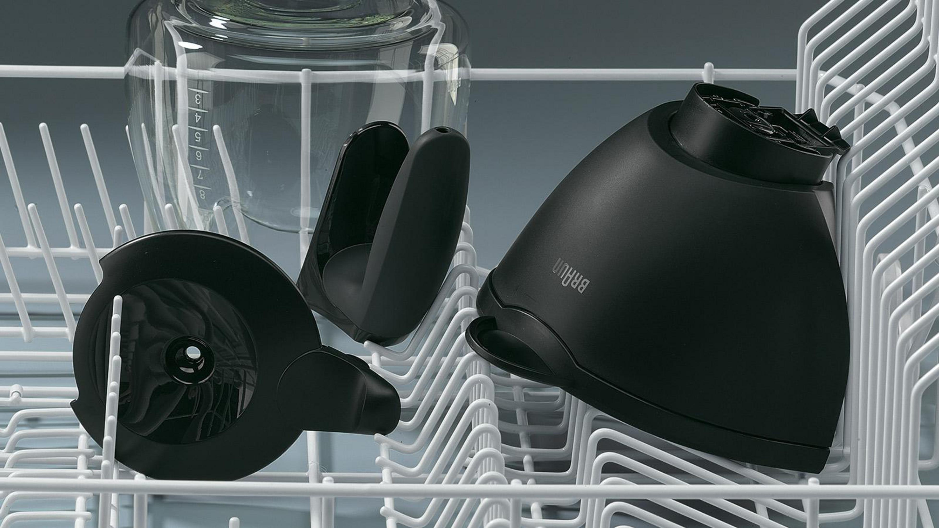 Regał zmywarki z czarnymi częściami Braun. Zawiera szklaną karafkę i inne części.