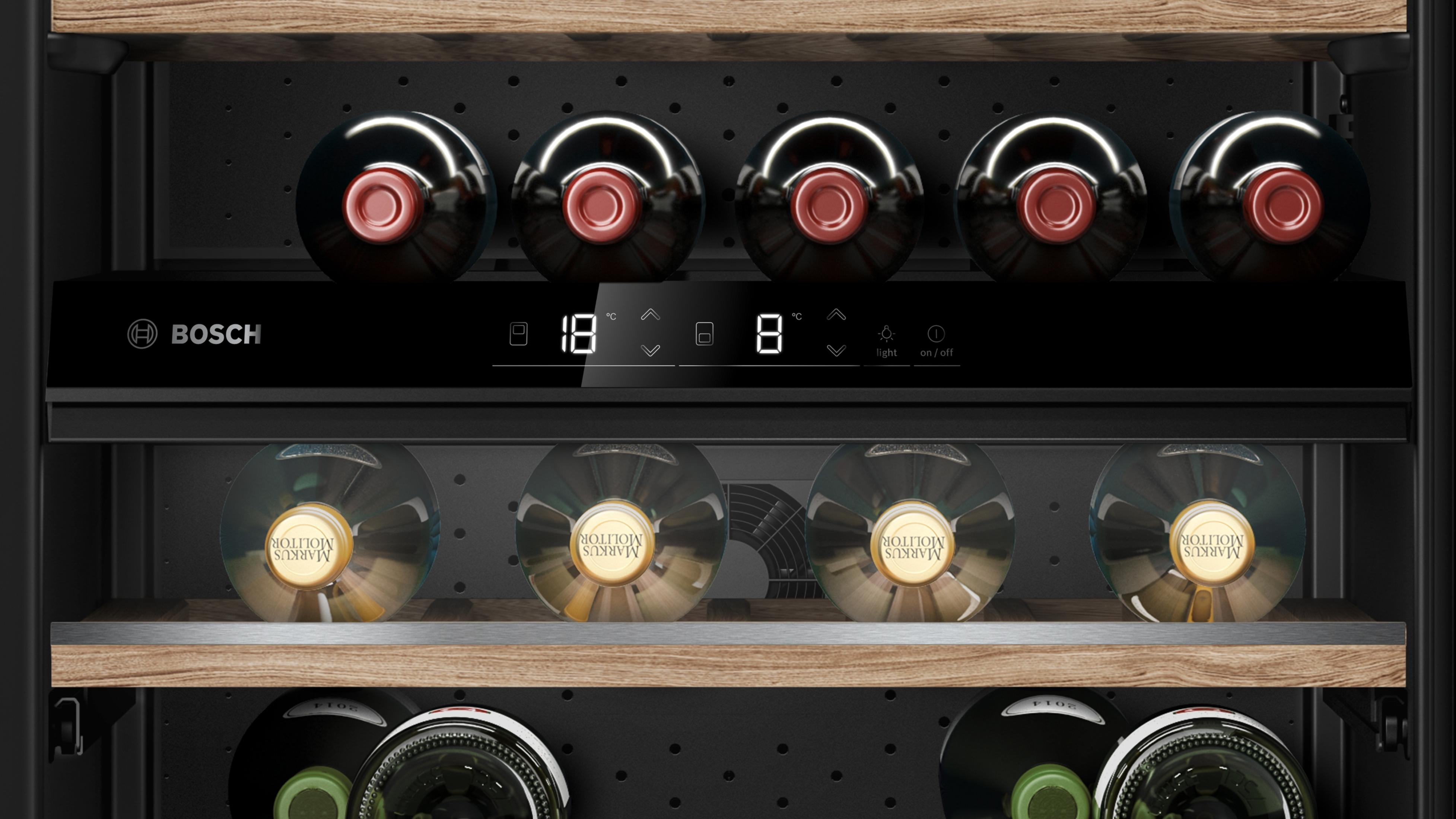 Refrigerador de vino con puertas de vidrio que exhiben botellas de vino.