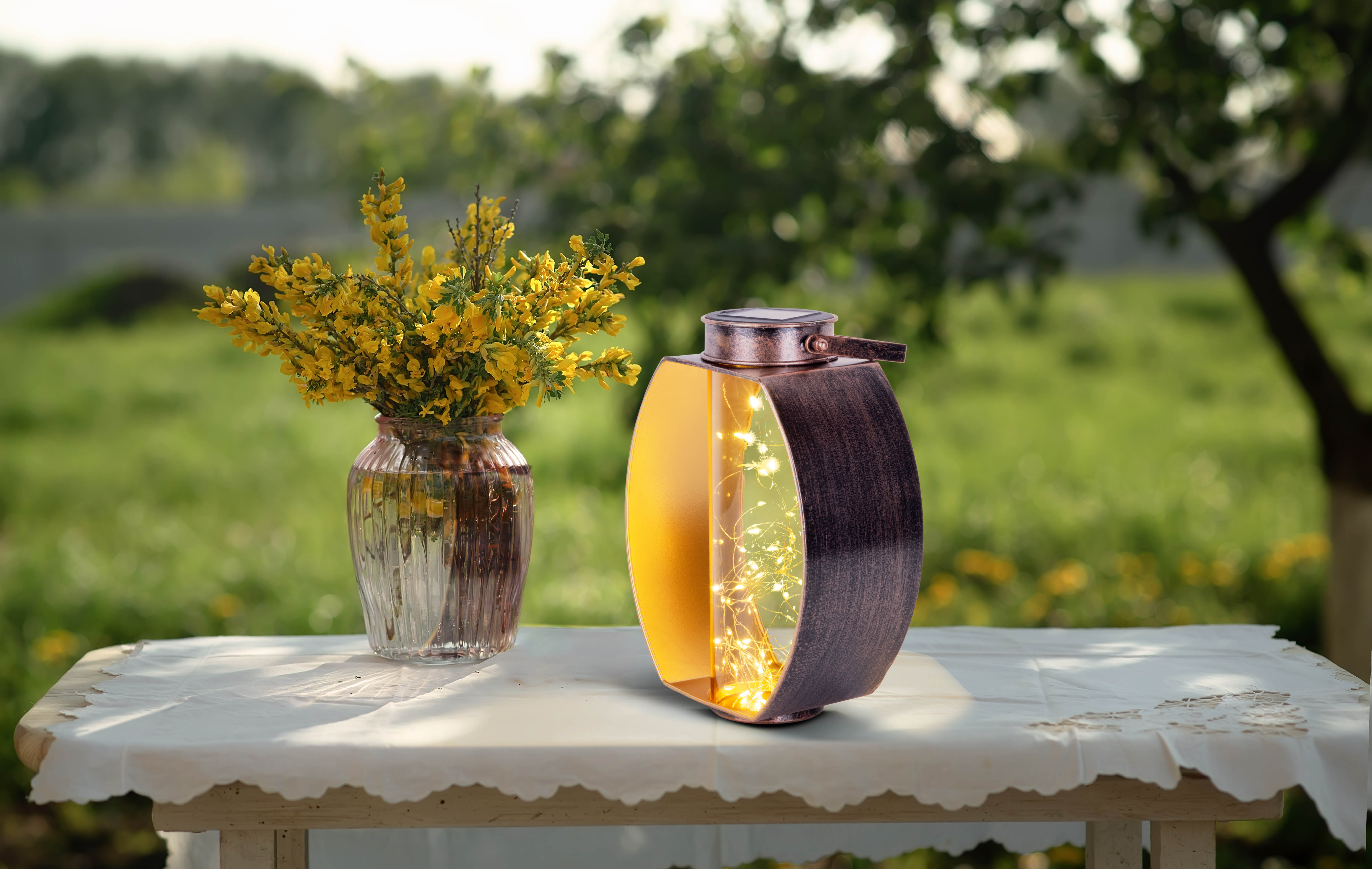Außenszene mit einer dekorativen Laterne, Vase mit gelben Blumen und einer weißen Tischdecke.