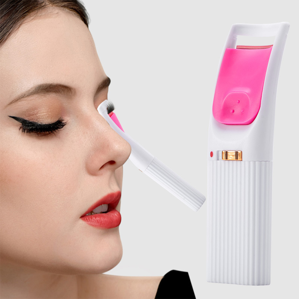 Frau benutzt Wimpernzange, neben einem weißen und rosa elektrischen Lockengerät.