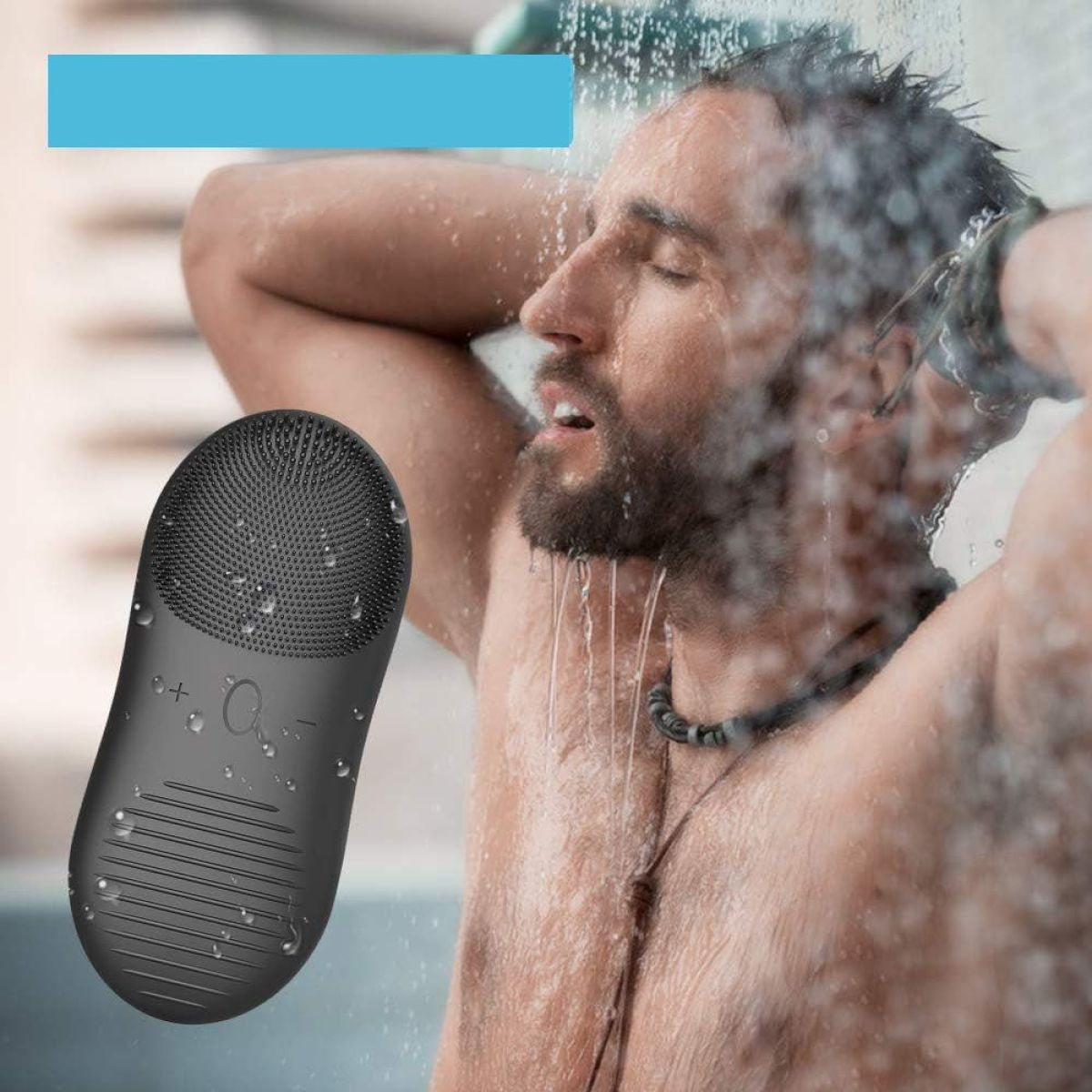 Mann unter der Dusche, der einen schwarzen Gesichtsschrubber mit Wassertröpfchen benutzt.