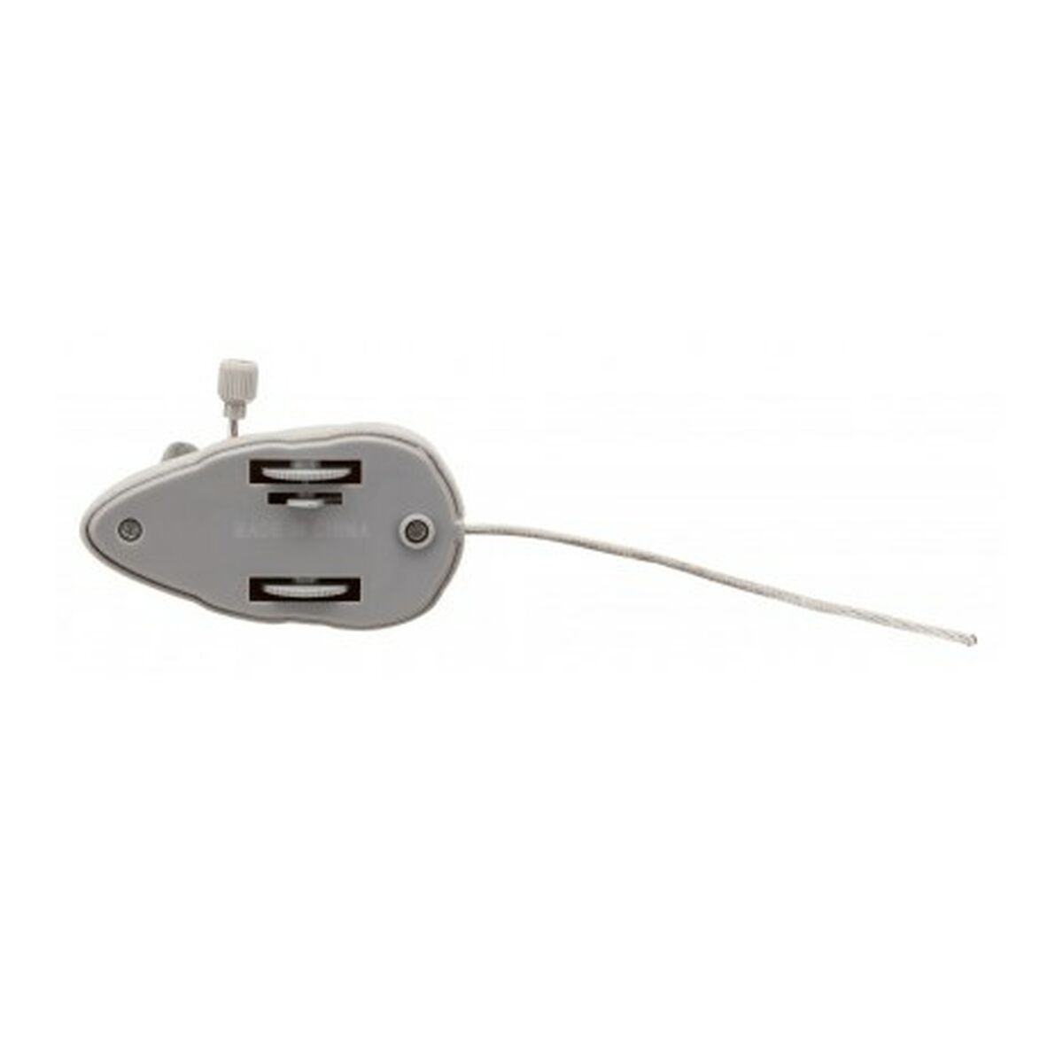 Zabawkowa mysz ze sznurkiem i kluczem do nakręcania. Szara, plastikowa konstrukcja. Białe tło.