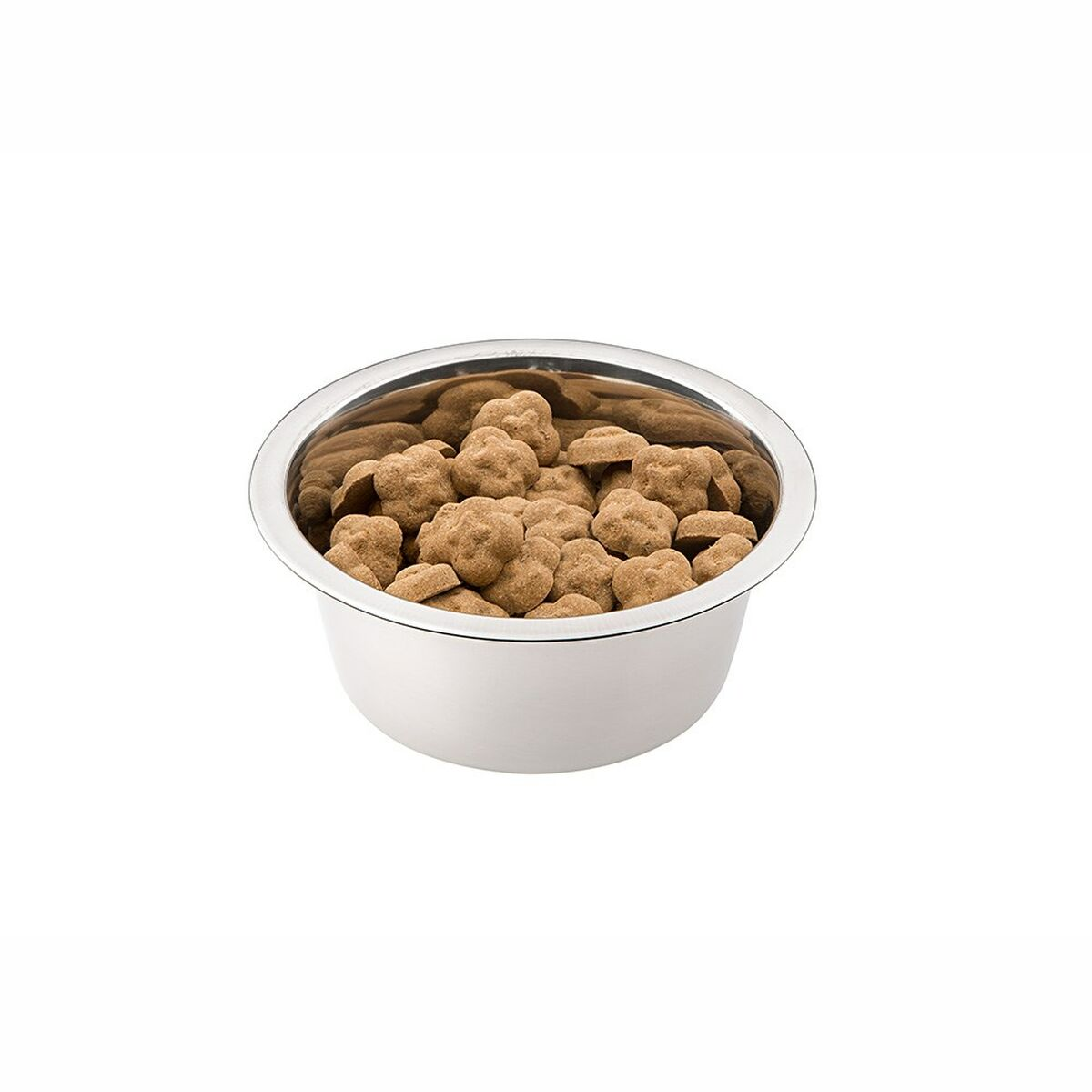 Cibo per cani in una ciotola d'acciaio. Pezzi marroni a forma di stella. Sfondo bianco.