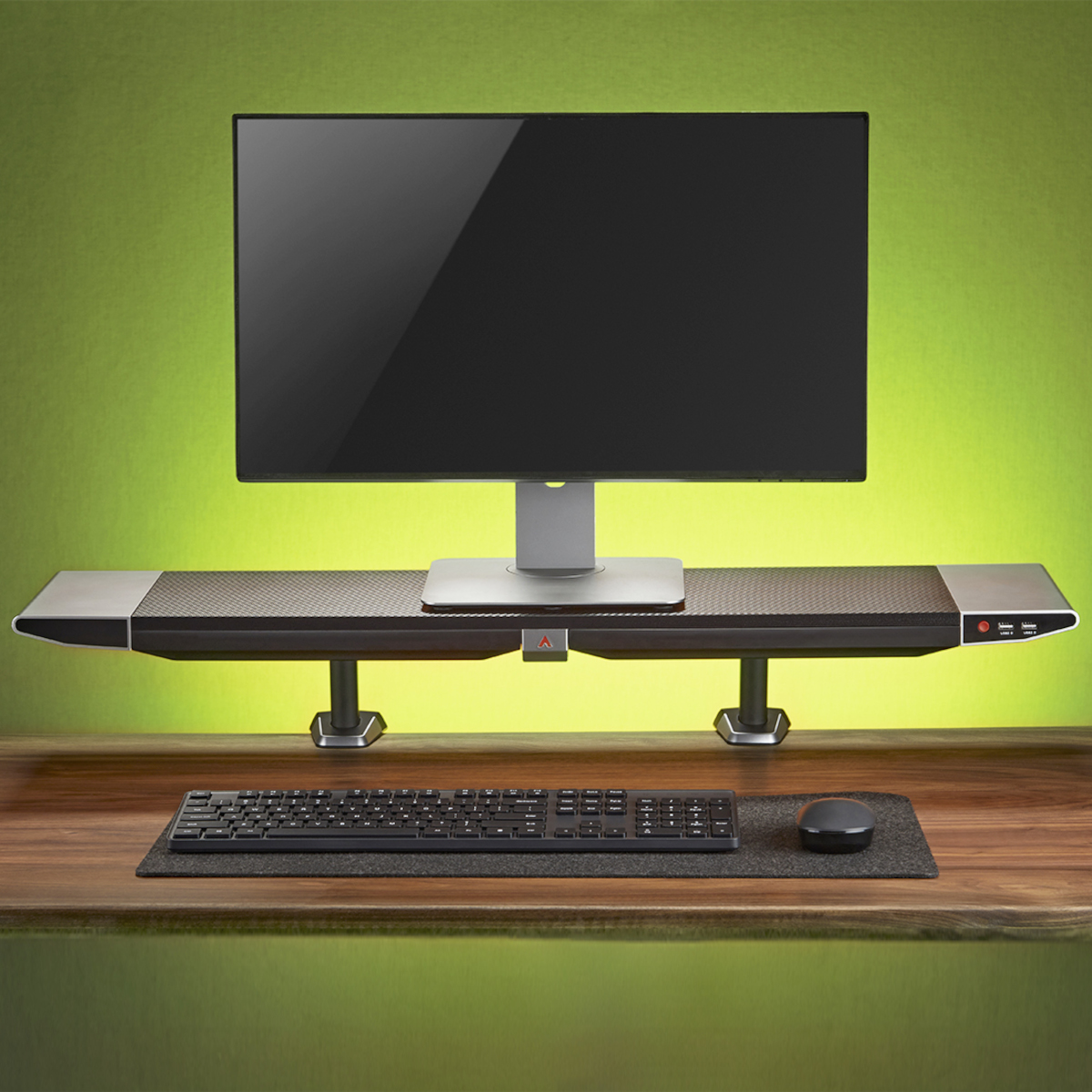 Ein Computermonitor, eine Tastatur und eine Maus stehen auf einem Schreibtisch über einem Regal. Der Hintergrund ist grün.