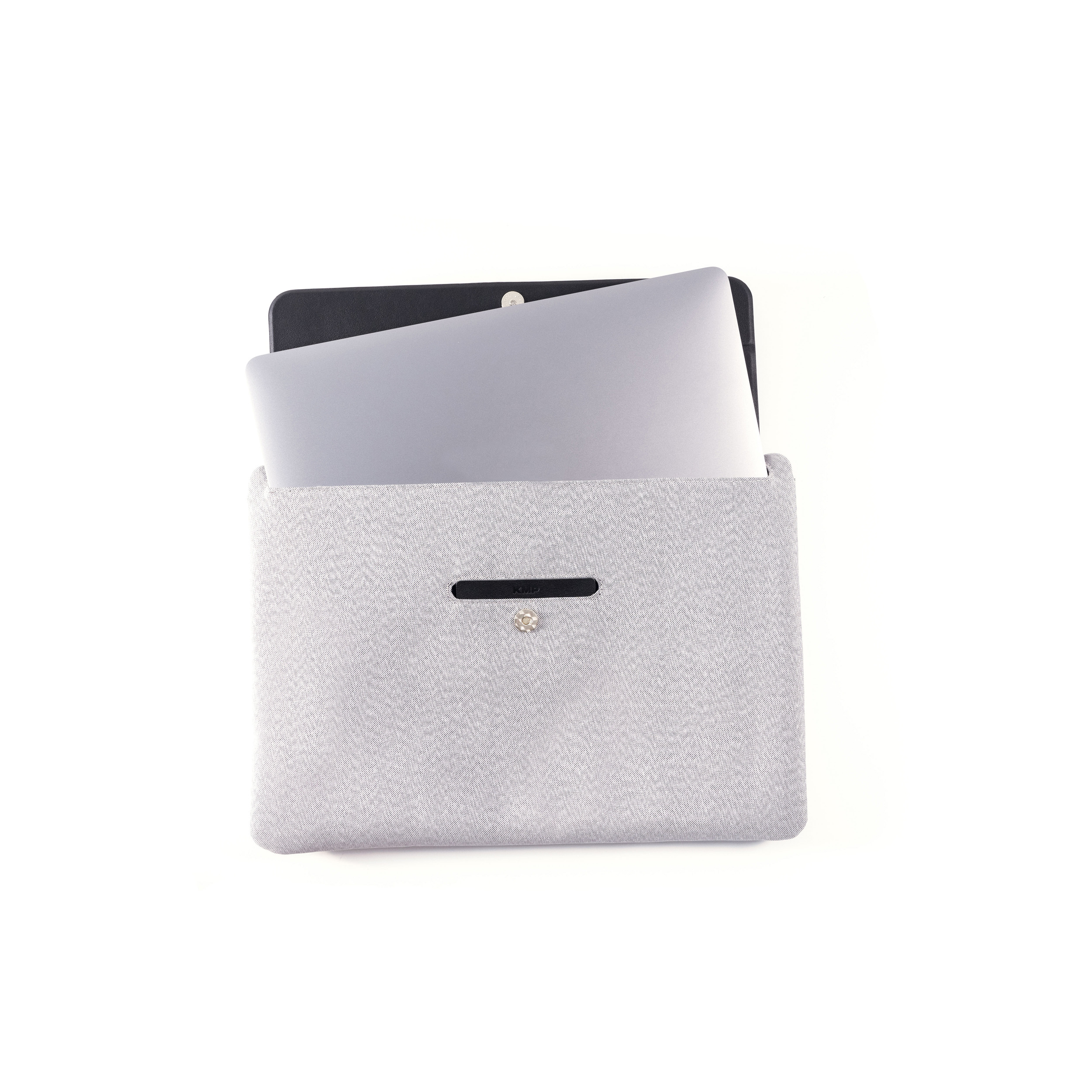 Grauer Laptop in einem offenen grauen Etui auf weißem Hintergrund.
