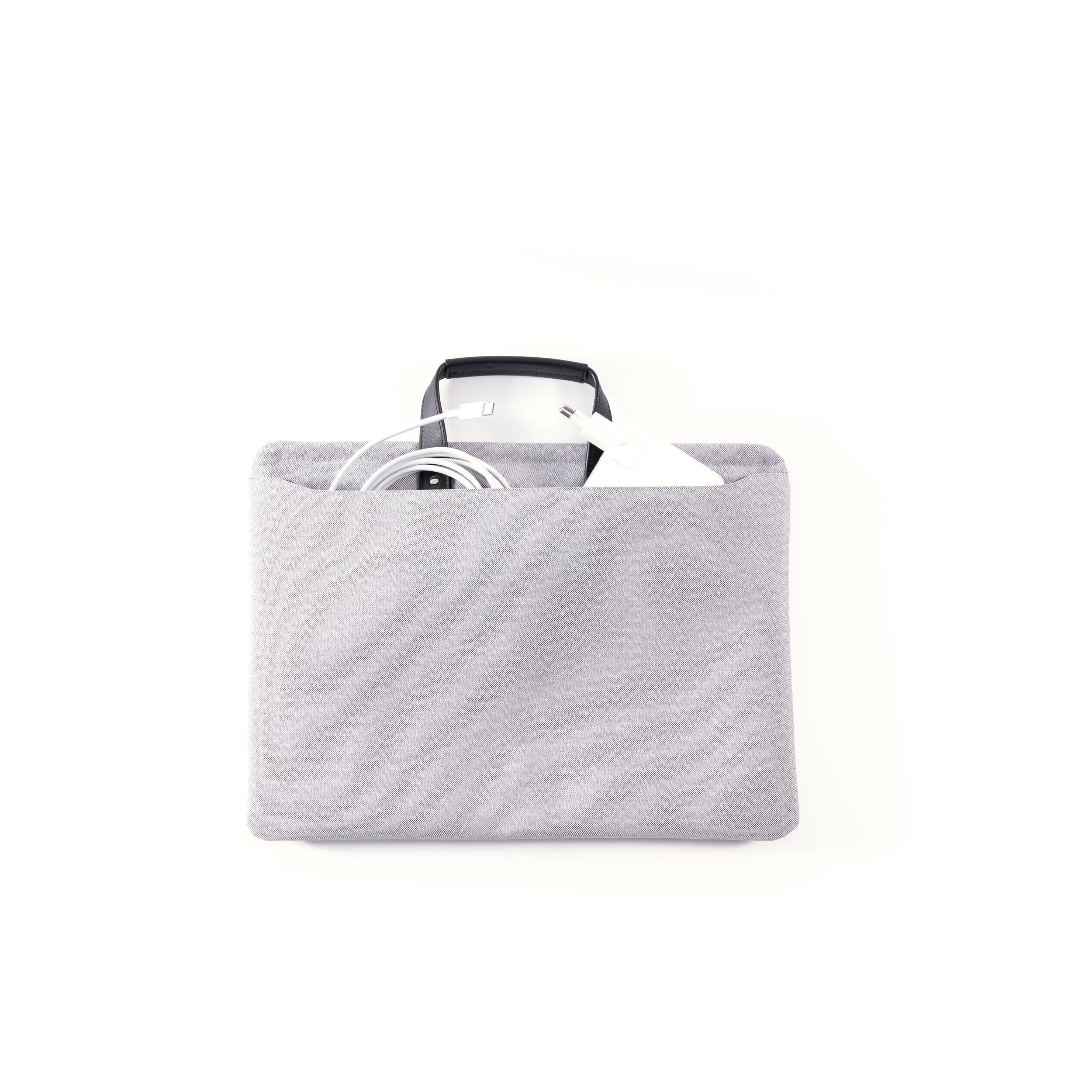 Graue Tasche mit Griff, die ein Ladekabel und ein weißes Ladegerät hält.