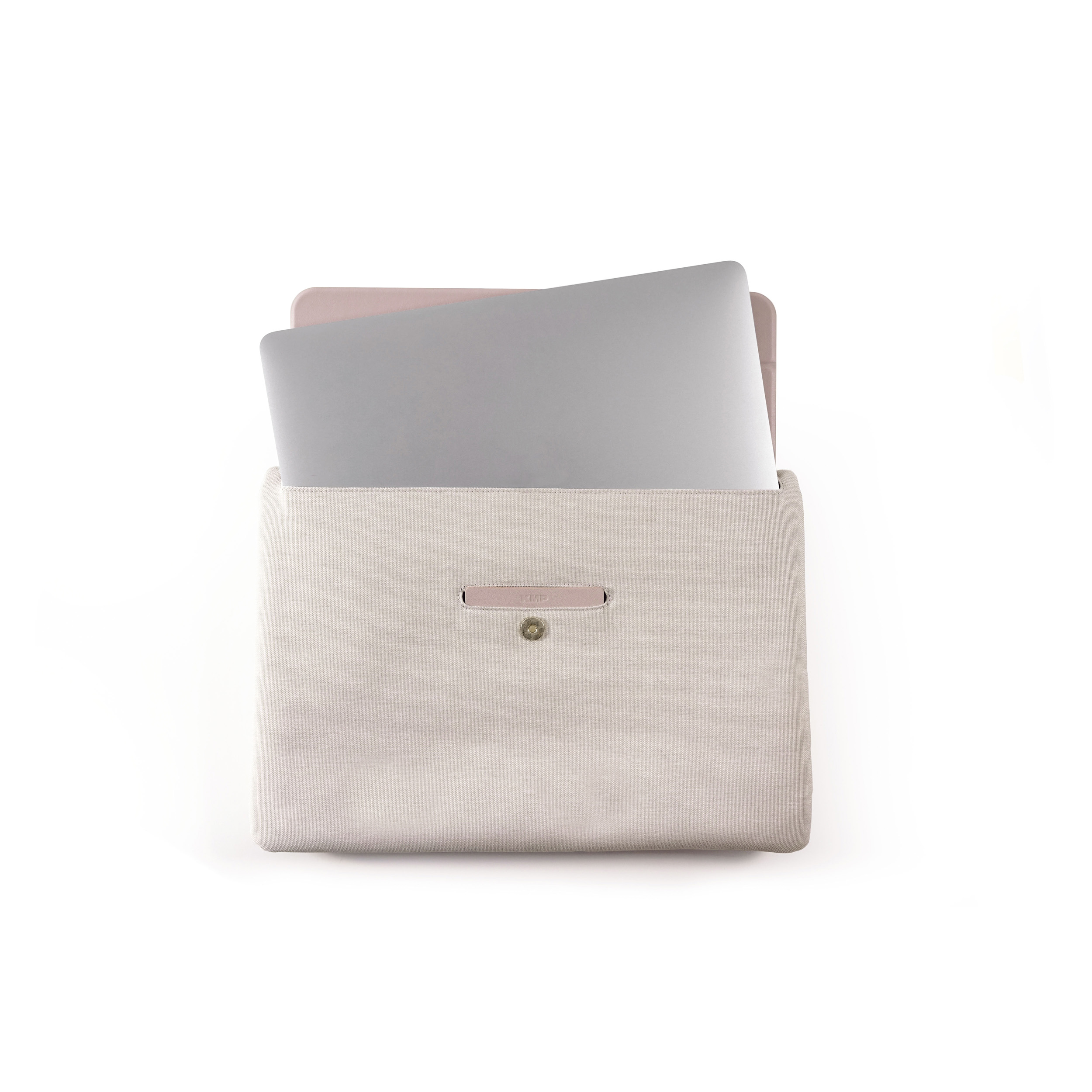 Eine beige Laptoptasche hält einen Laptop. Ein rosa Laptop ist sichtbar. Die Tasche ist offen.