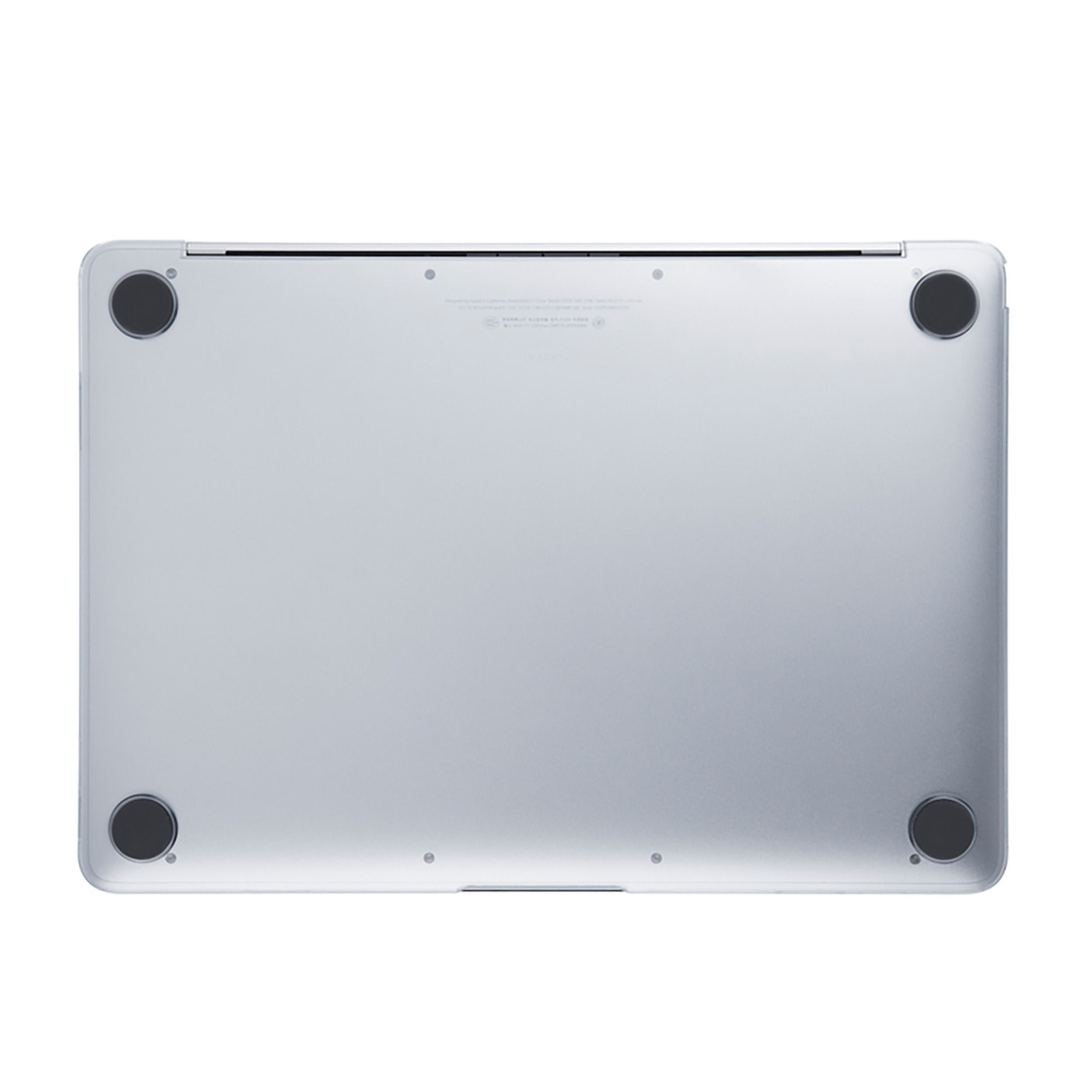 Laptop-Unterseite; silberne Farbe, schwarze Füße und Seriennummerndetails.