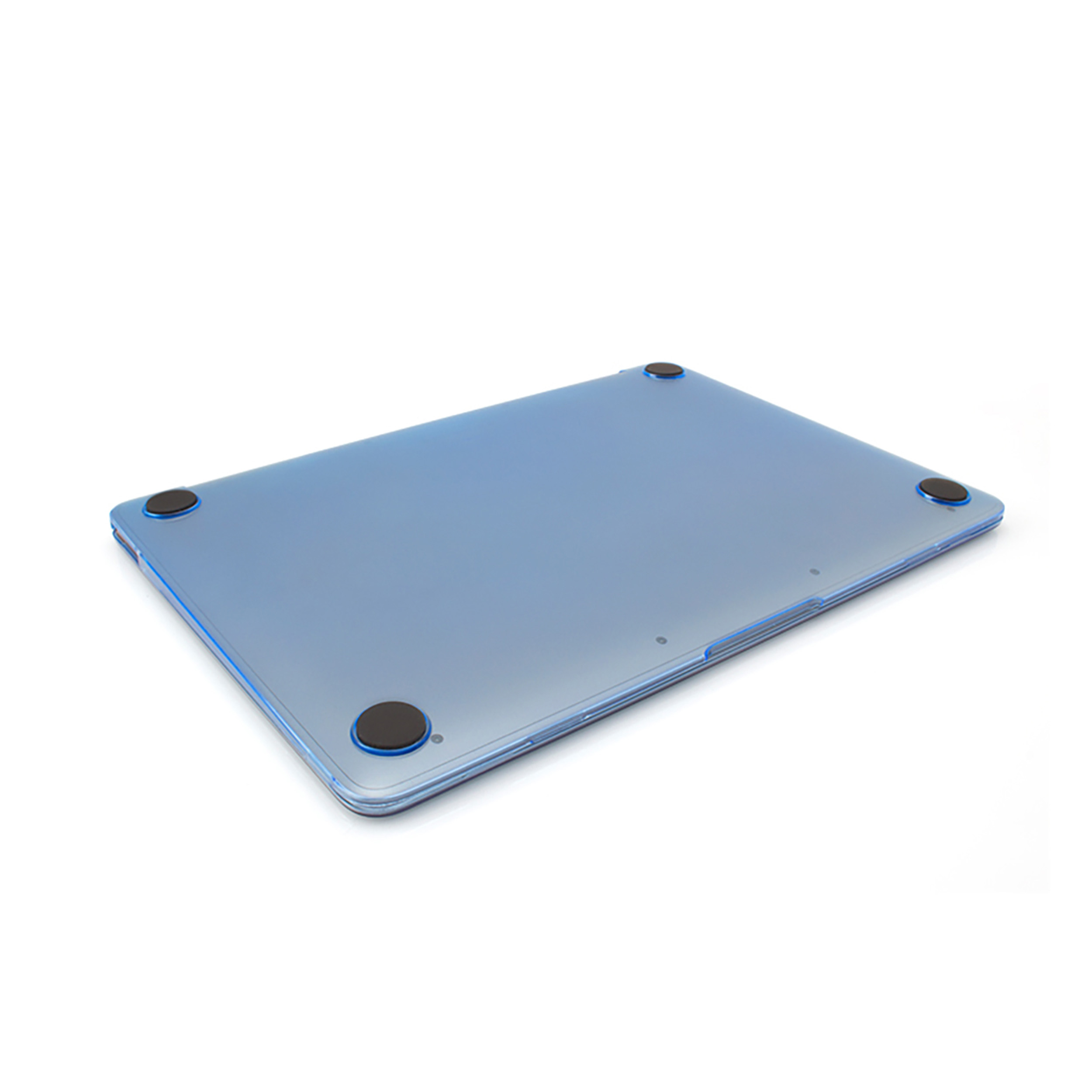 Die Unterseite eines blauen Laptops mit schwarzen Gummifüßen, auf einer weißen Oberfläche liegend, leicht angewinkelt.