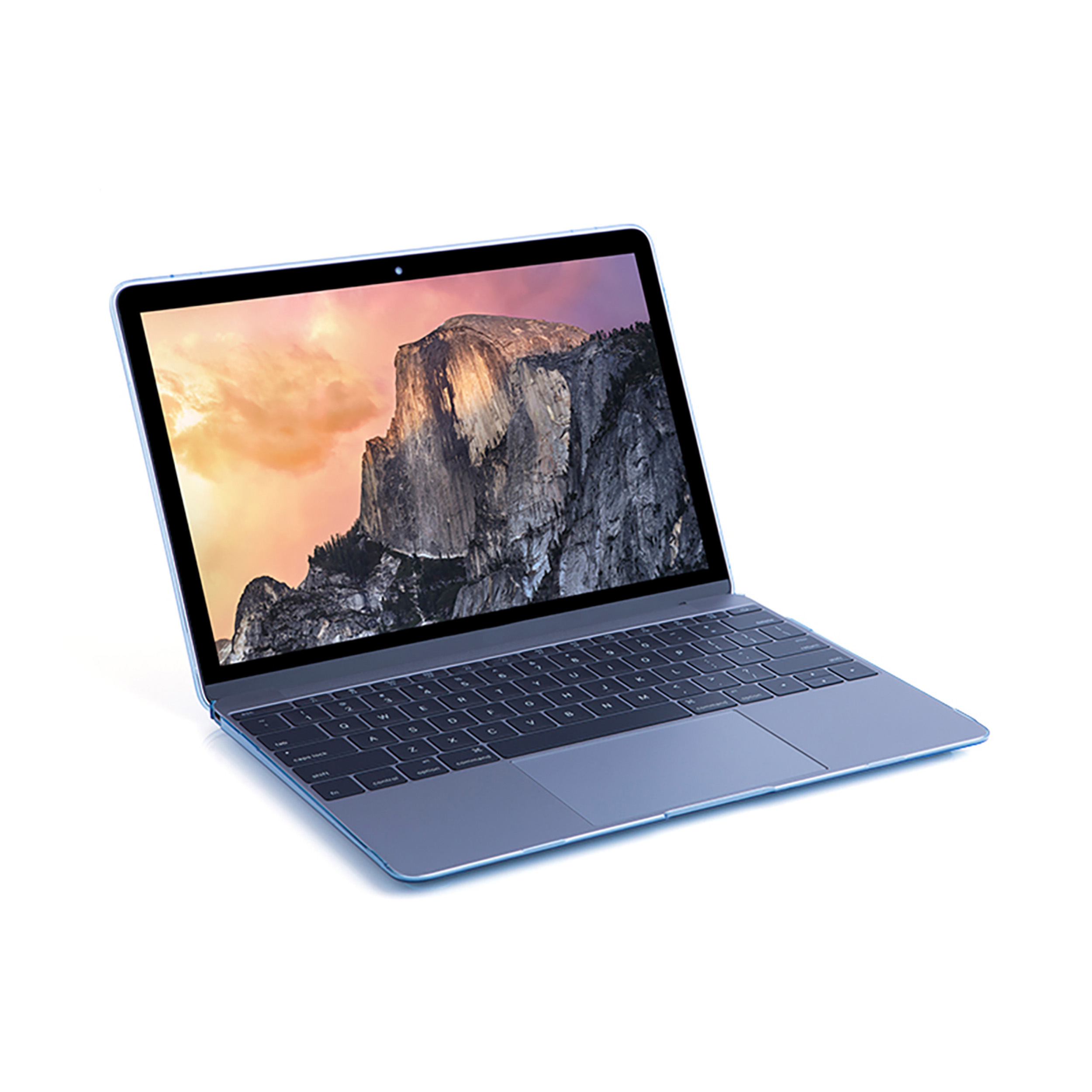 Ein blaues Laptop, geöffnet auf weißer Oberfläche, zeigt eine Bergkette auf dem Bildschirm.