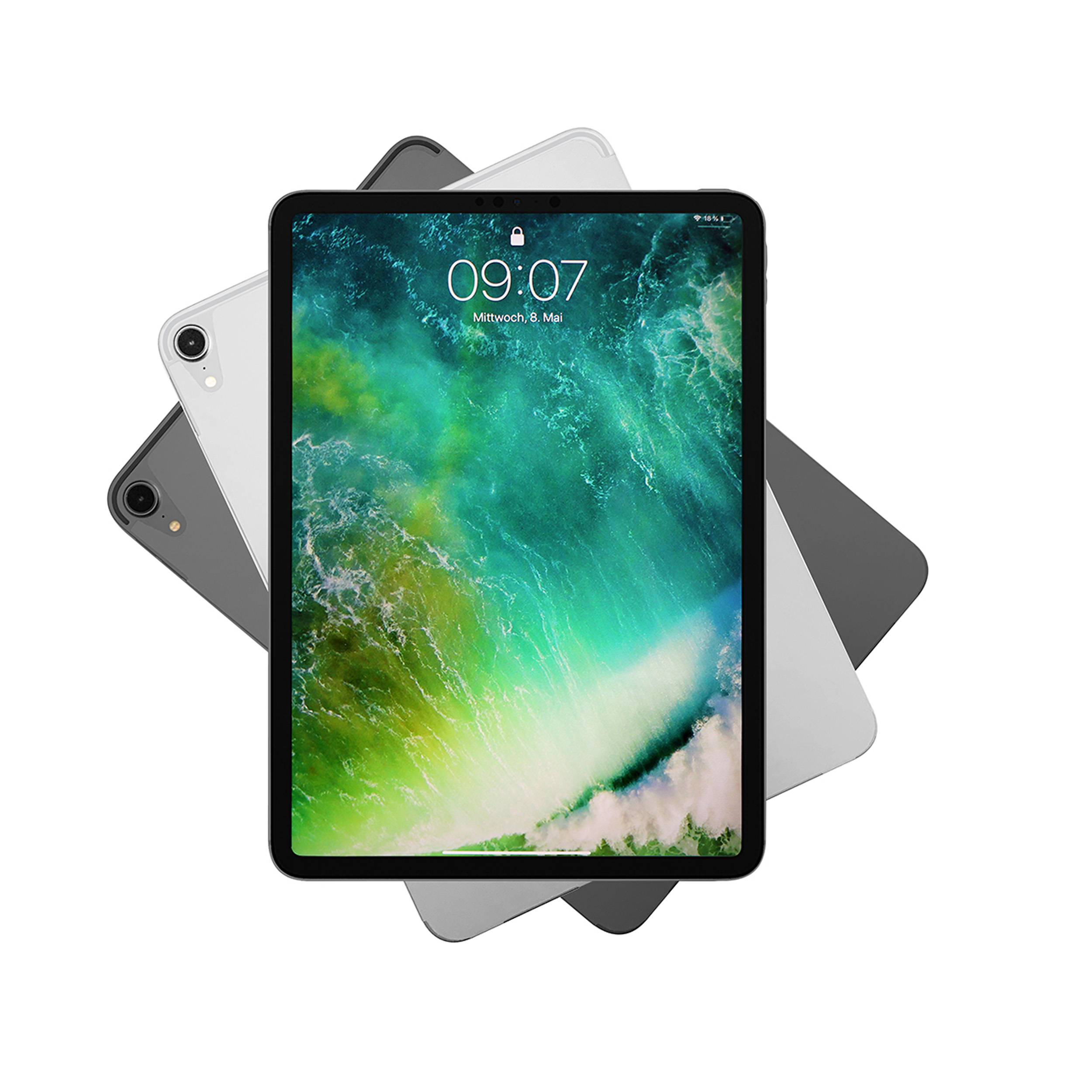 Drei iPads, von denen eines die Uhrzeit anzeigt, sind kreisförmig auf weißem Hintergrund angeordnet.