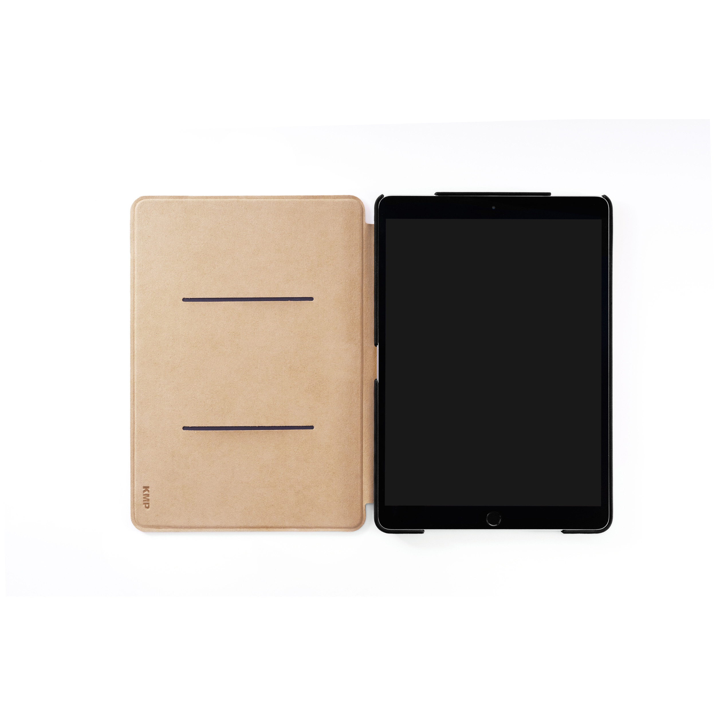 Tablet in einer braunen Hülle, offen, um den Bildschirm zu zeigen. Schlichtes Design.