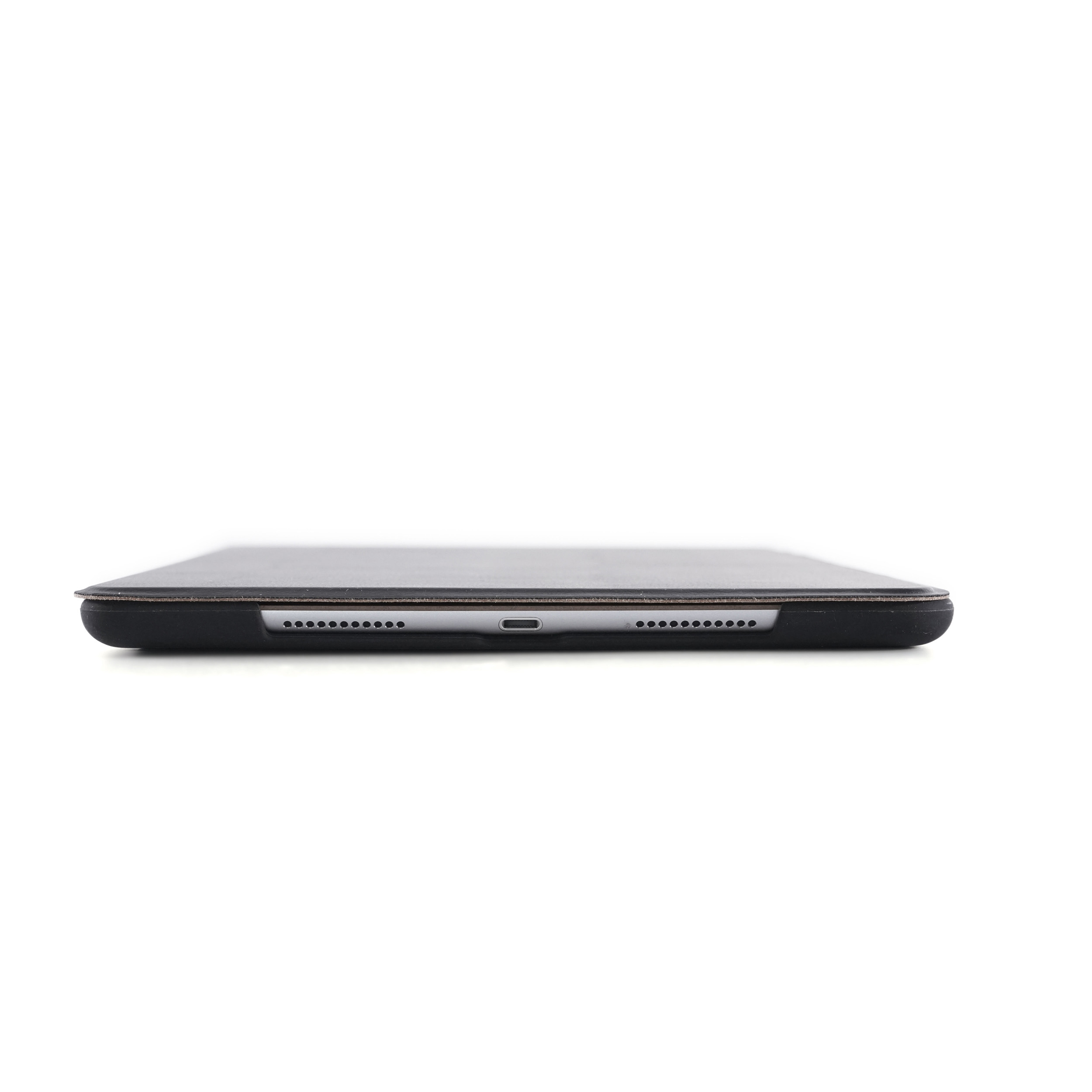 Tablet liegt flach, Seitenansicht, unten. Schwarz mit Lautsprecherlöchern.