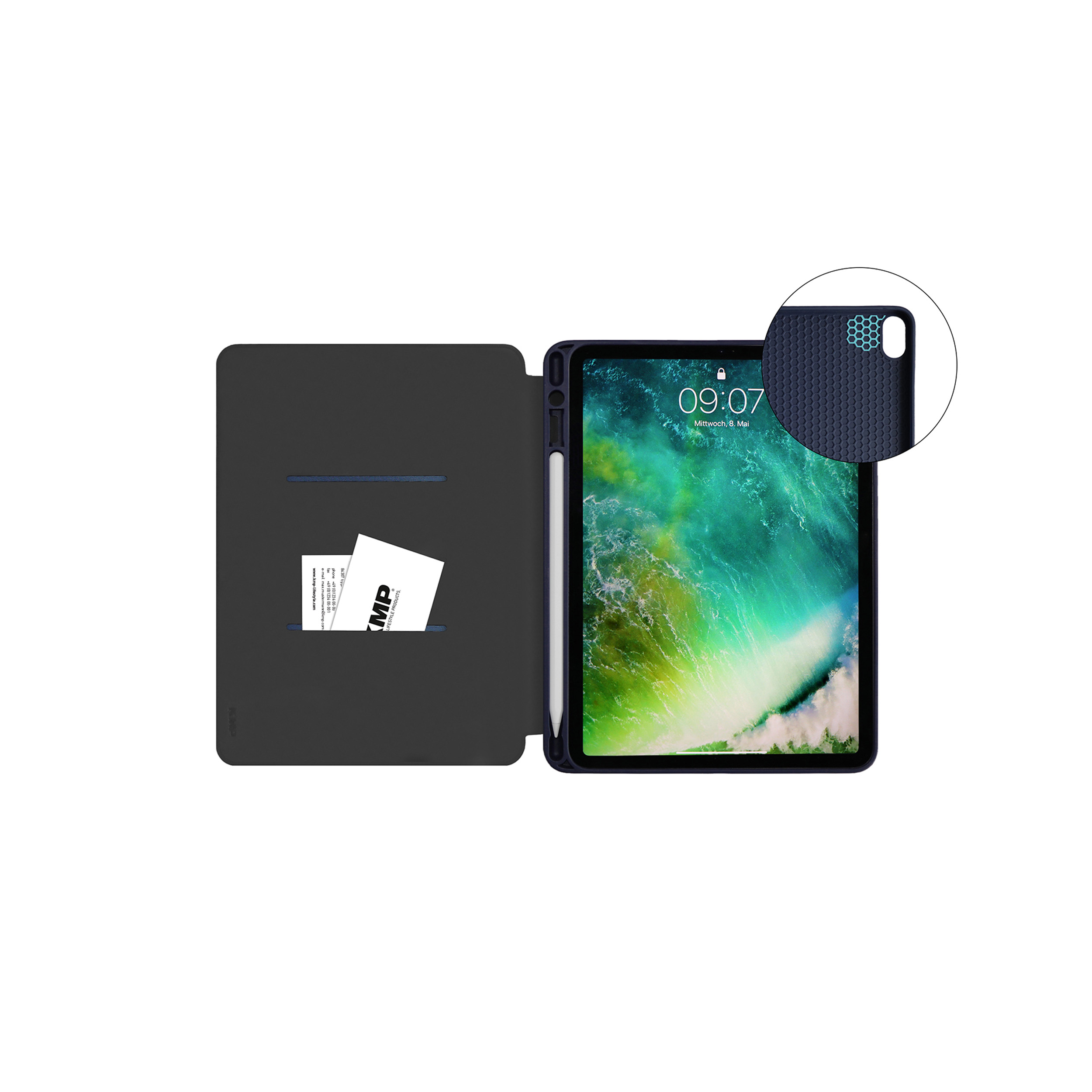 iPad in einer dunkelblauen Hülle, geöffnet, mit Stift und Kartenhalter.