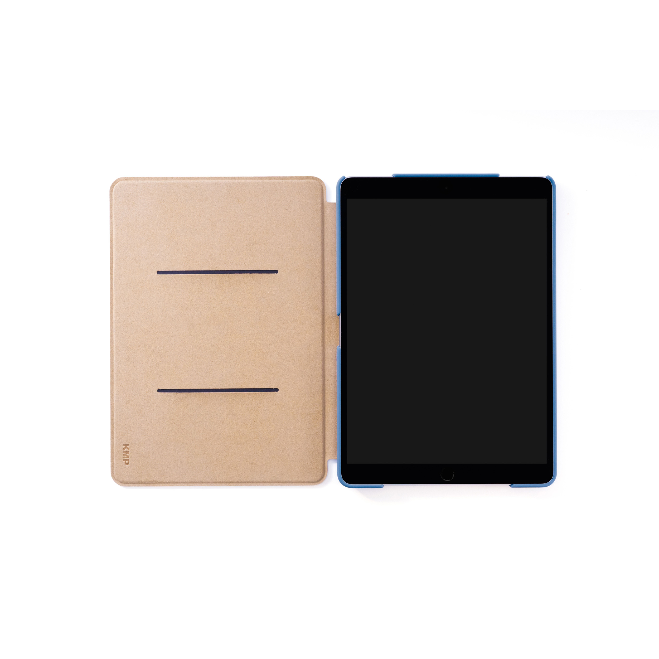 Geöffnete Tablet-Hülle mit blauem Rand, das Tablet ist schwarz mit schwarzem Bildschirm.