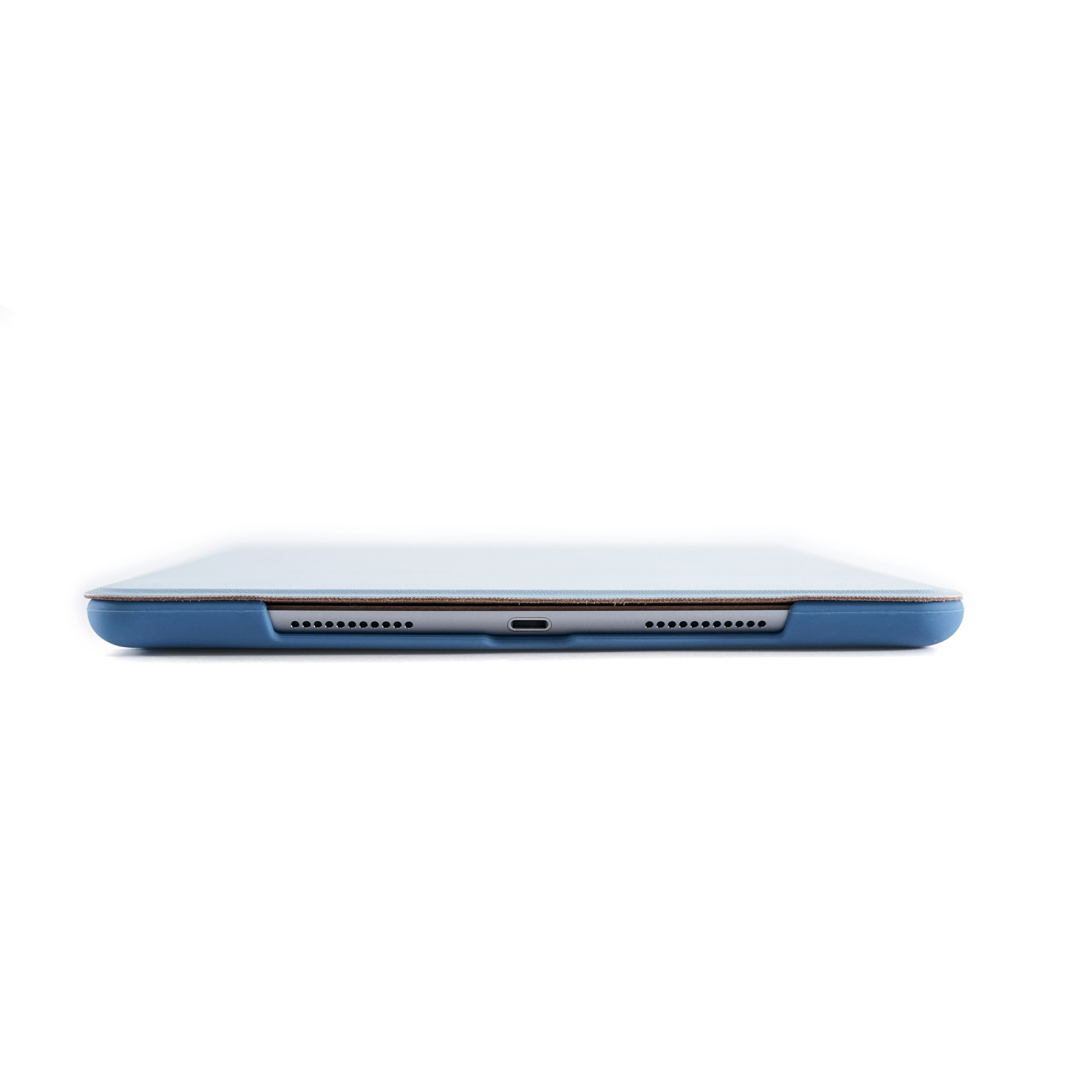 Eine blaue Tablet-Hülle, Seitenansicht, zeigt die Unterkante mit Ladeanschluss und Lautsprecherlöchern.