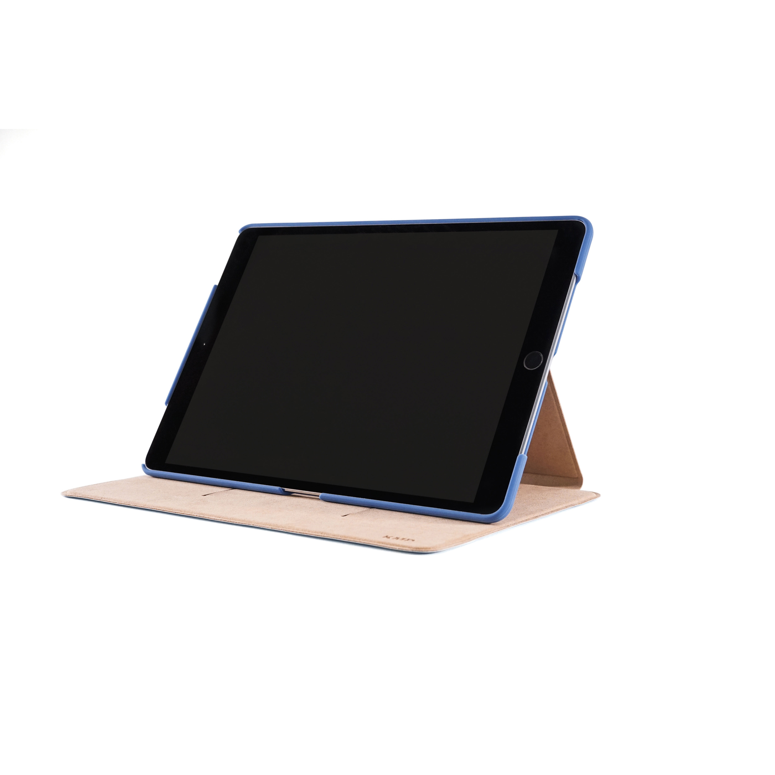 Tablet in einer blauen Hülle, geöffnet auf einem Ständer. Der Bildschirm ist schwarz.