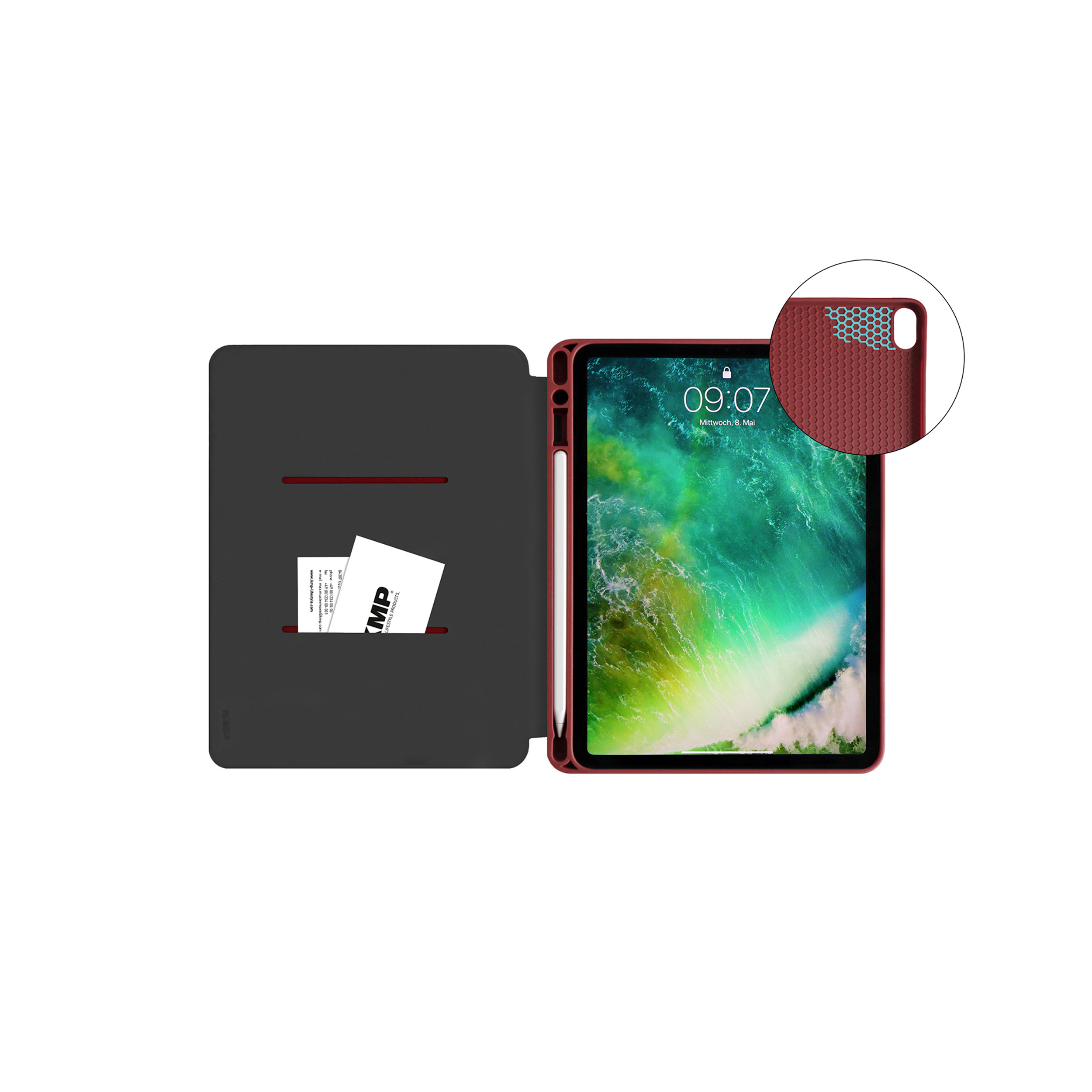 Tablet in einer Hülle mit Stift. Der Bildschirm zeigt eine Uhrzeit. Die Hülle hat eine Kartentasche und einen roten Rand.