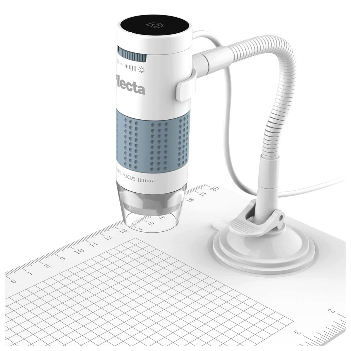 Ein weißes Mikroskop mit flexiblem Arm auf einer weißen Oberfläche mit Raster und Maßstab.