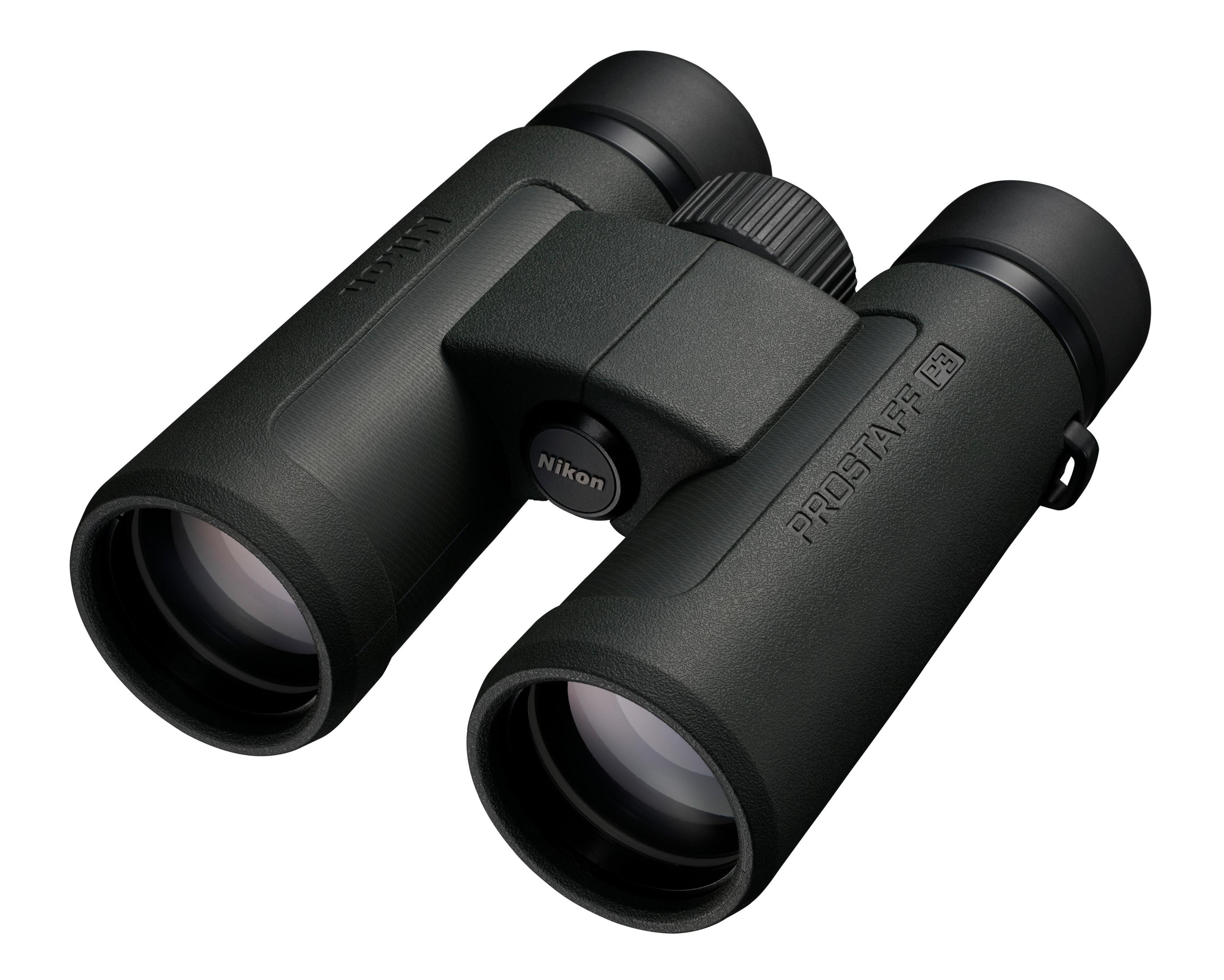 Schwarzes Nikon Prostaff P3 Fernglas. Nikon-Logo sichtbar. Nahaufnahme auf weißem Hintergrund.