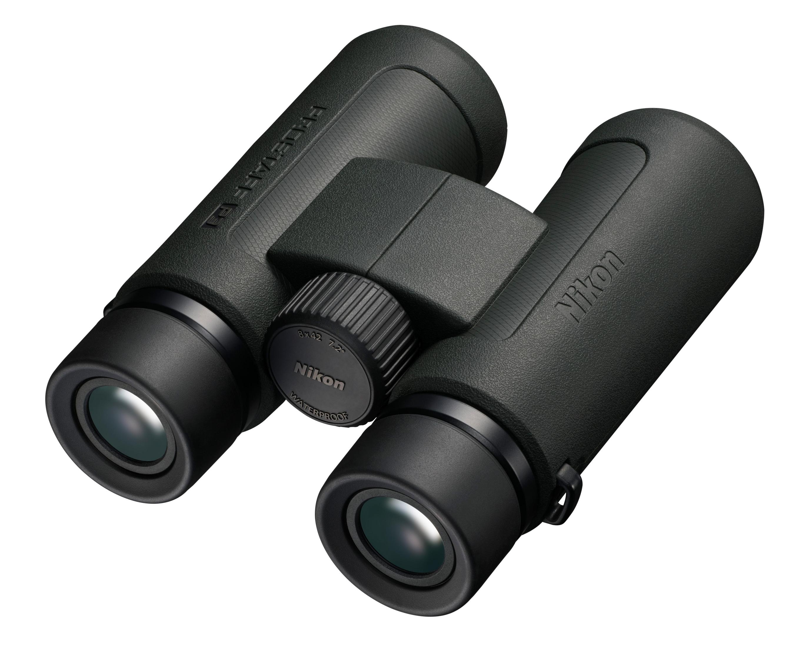 Schwarzes Nikon Fernglas auf weißem Hintergrund. Das Fernglas ist fokussiert.