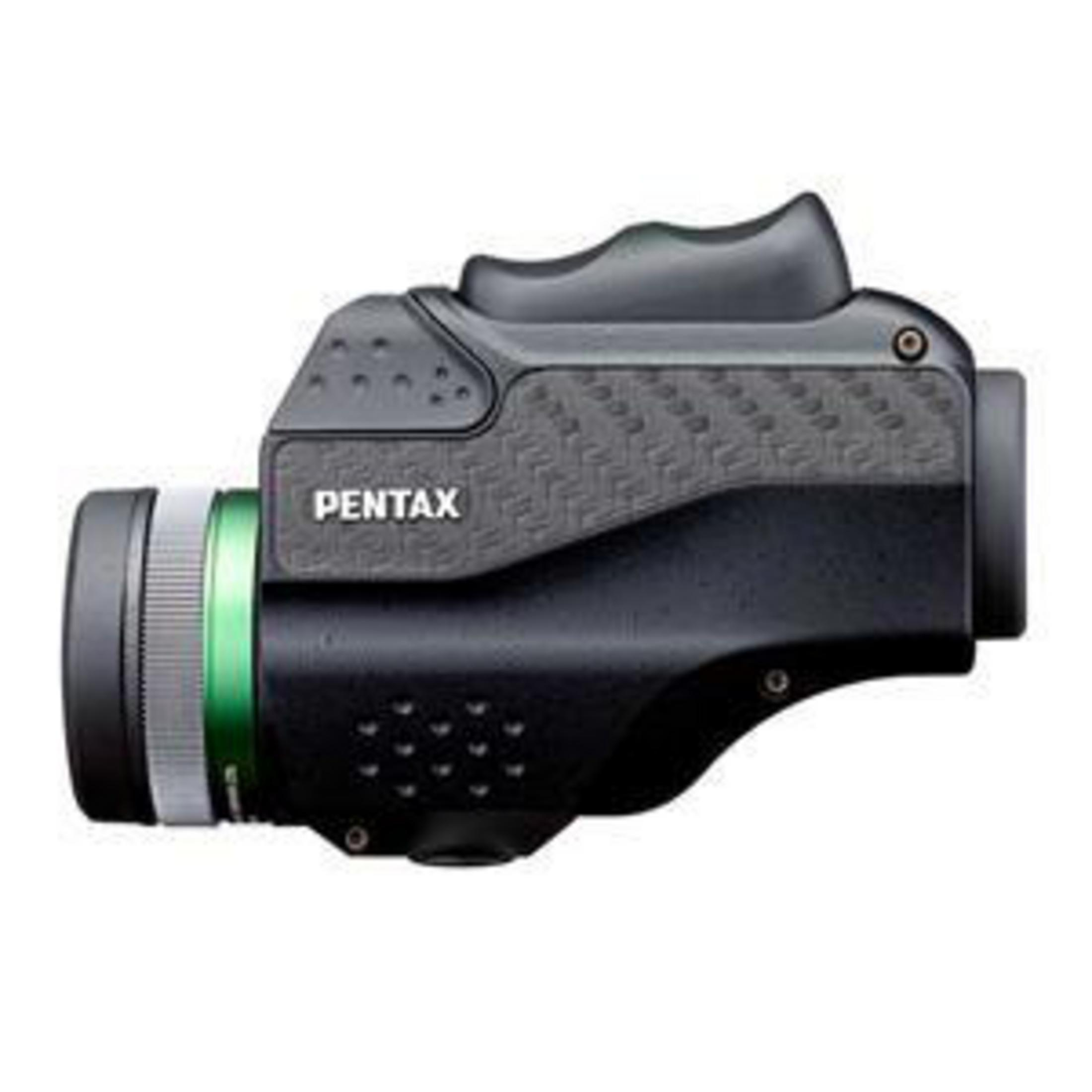 Eine schwarz-graue Pentax Kamera mit einem grünen Ring um das Objektiv.