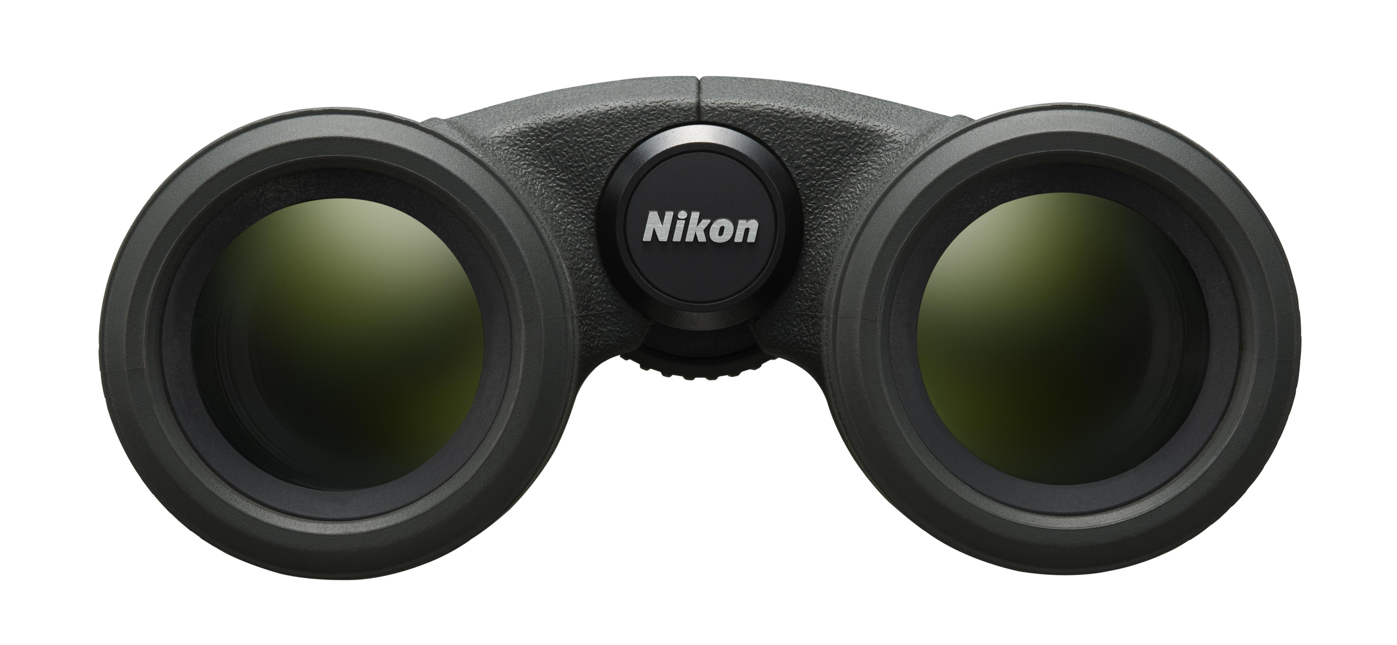Lornetka Nikon. Czarny korpus z zielonymi soczewkami. Logo Nikon pośrodku.