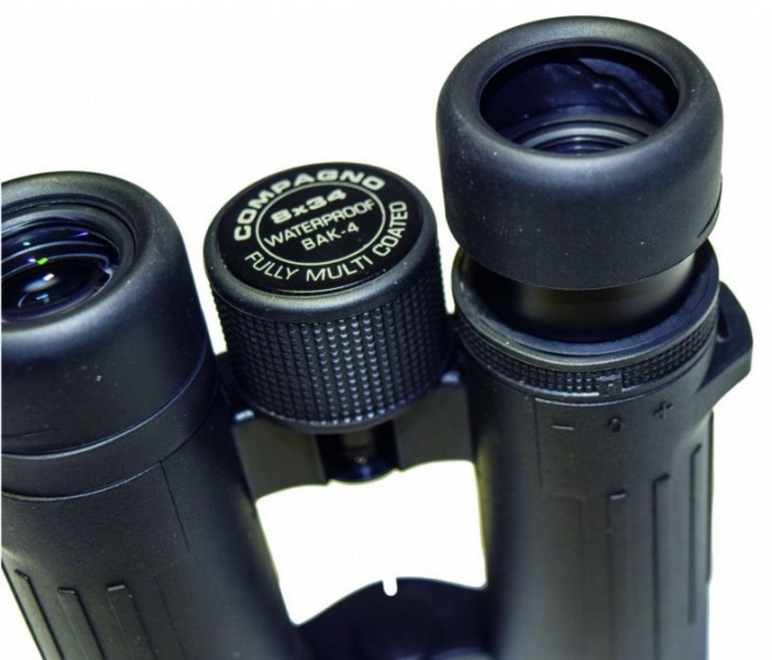Fernglas, schwarz, mit Aufschriften wie 'COMPAGNO 8x34' und 'WATERPROOF'.