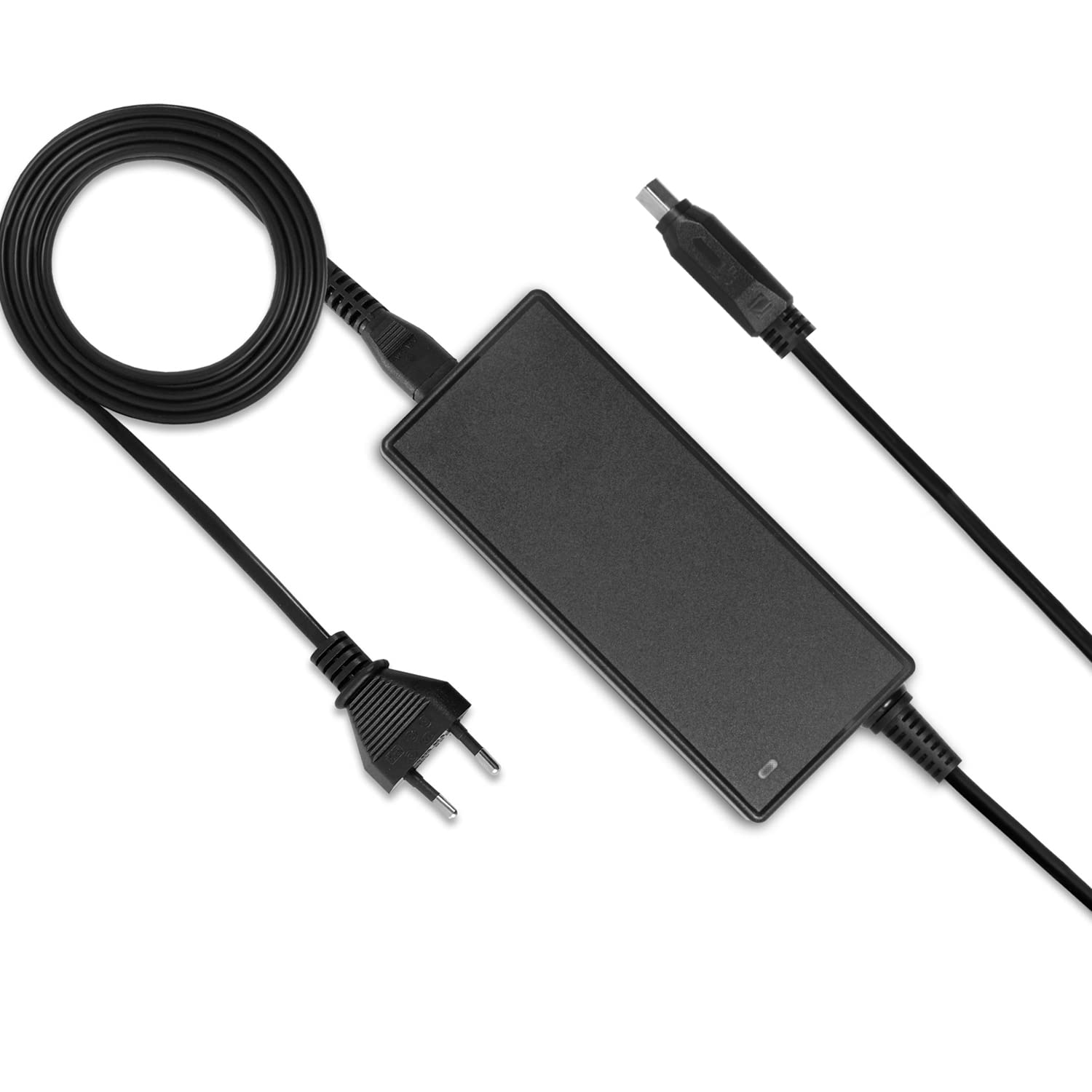 Schwarzes Ladegerät mit Netzkabel und Ladekabel, an Steckdose angeschlossen.