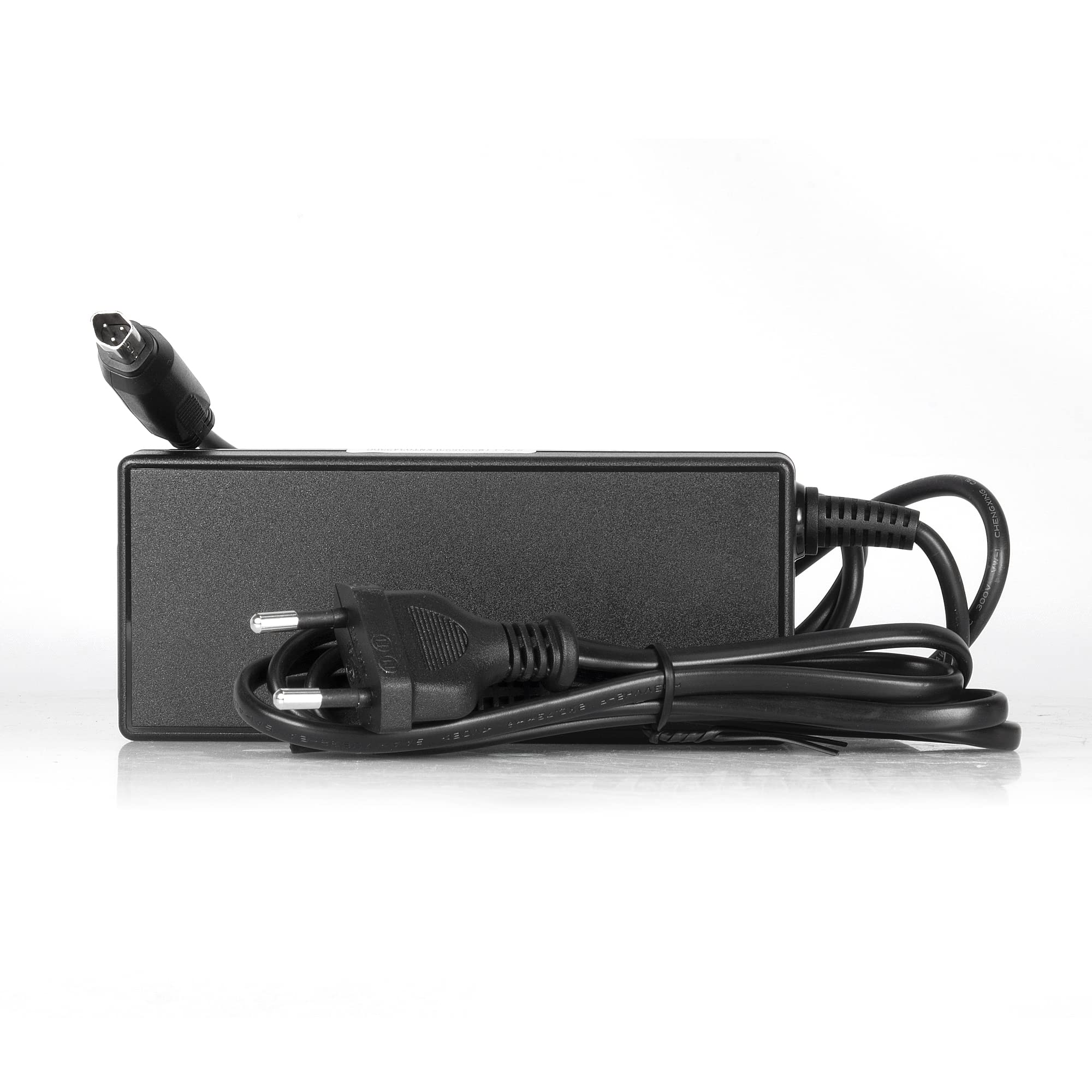 Schwarzes Netzteil mit Netzkabel und DC-Anschluss.