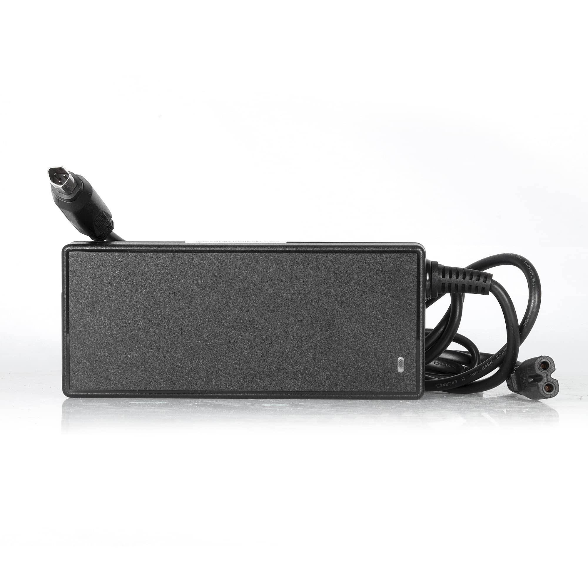 Ein schwarzes Laptop-Ladegerät mit Netzkabel und Stecker. Das Ladegerät steht auf einer weißen Oberfläche.