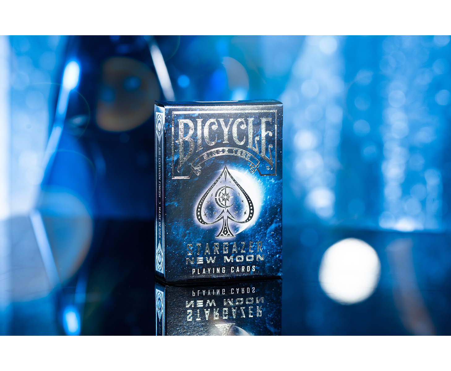 Spielkartenbox. Blauer Hintergrund. „Stargazer New Moon Playing Cards“ auf der Box.