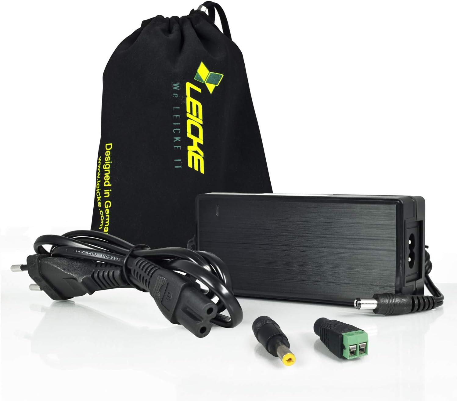 Schwarzes Laptop-Netzteil, Kabel und Adapter auf weißer Oberfläche.