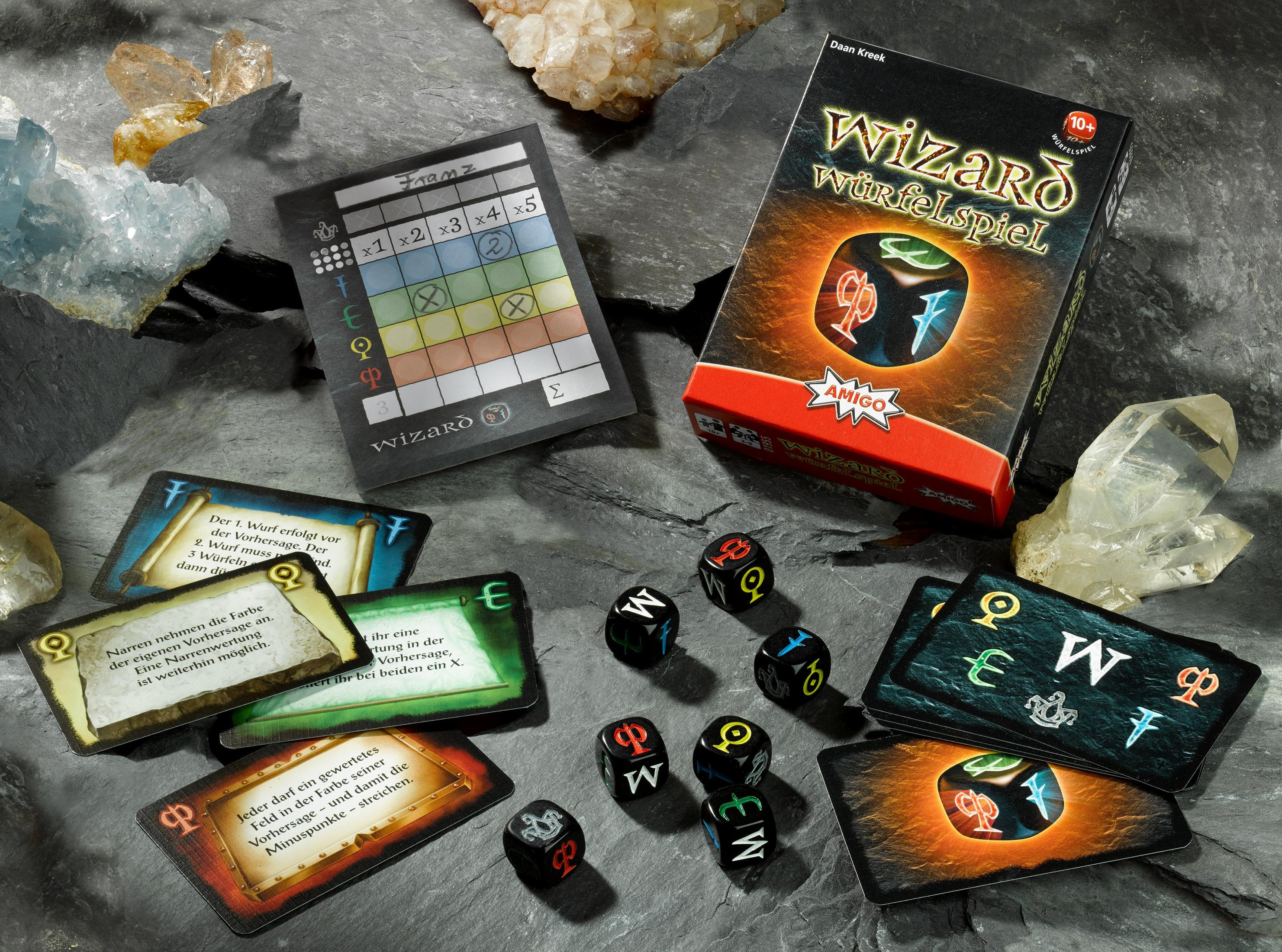 Wizard Würfelspiel, mit Würfeln, Karten und Schachtel auf Stein. Verschiedene Spielteile.