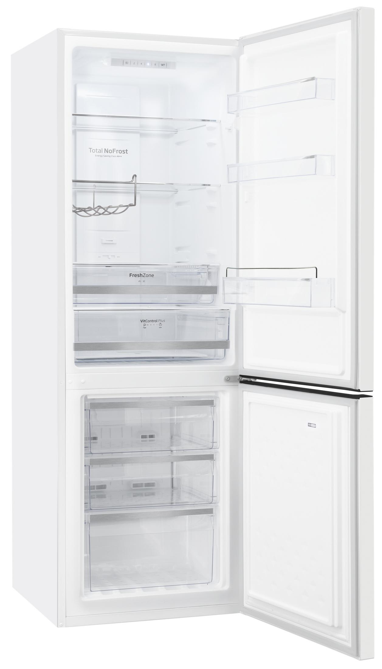 Weißer Kühlschrank mit geöffneter Tür. Innenraum mit Regalen und Schubladen. Gefrierschrank unten.