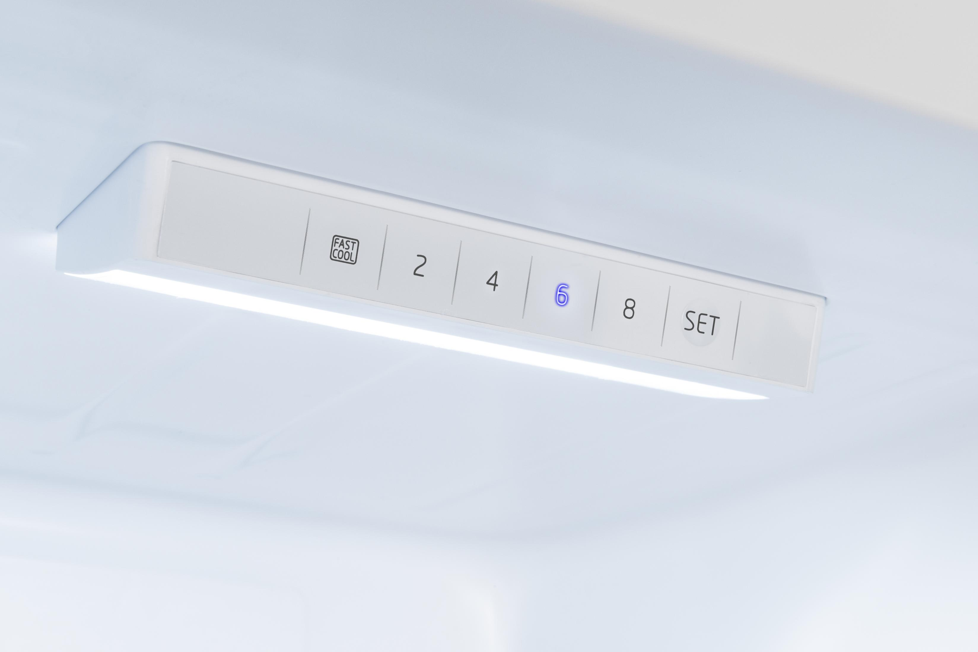 Kühlschrank-Bedienfeld mit Tasten: Fast Cool, 2, 4, 6, 8 und Set. Blaues Licht zeigt die Temperatur an.