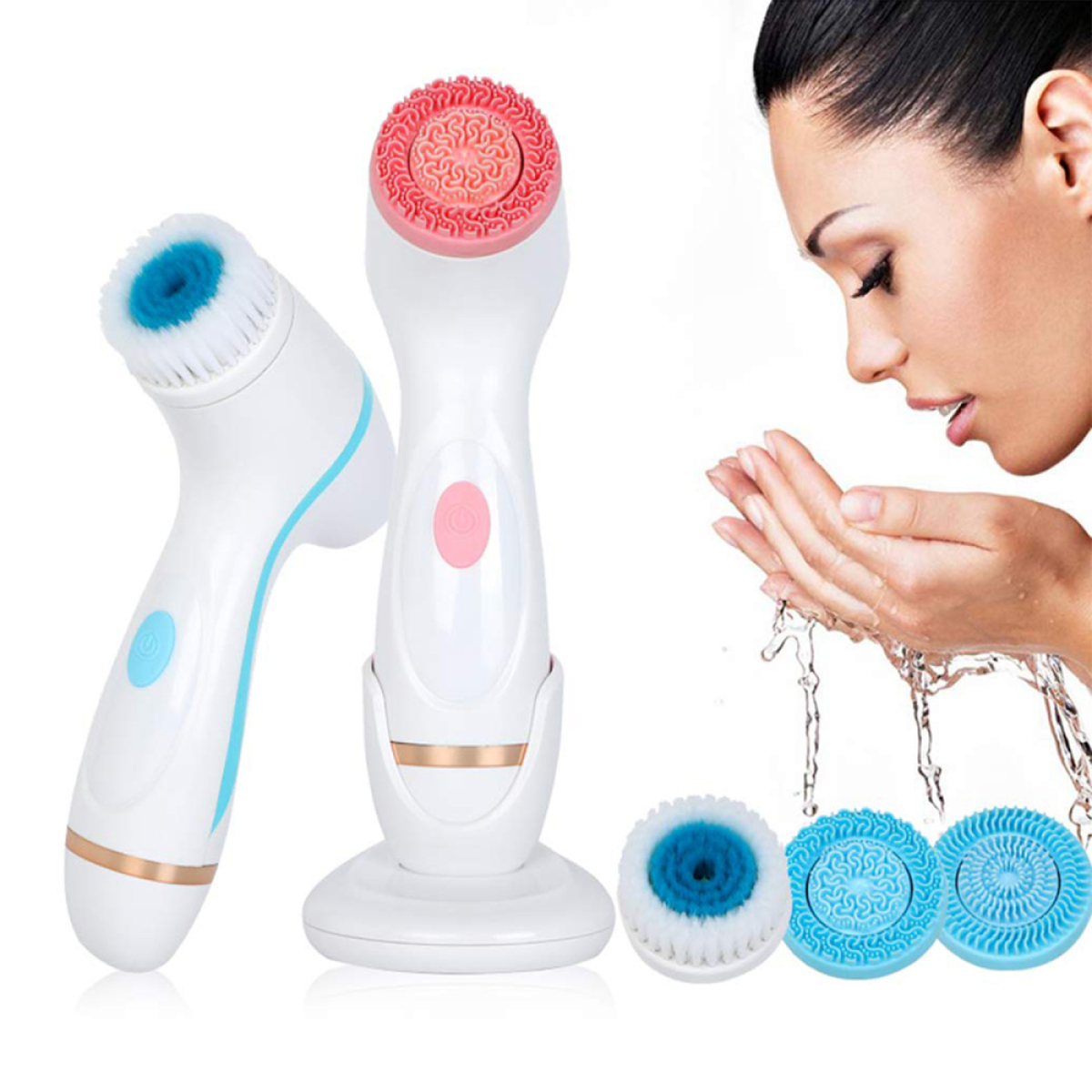 Zwei Gesichtsreinigungsbürsten, eine auf einem Ständer, und eine Frau wäscht ihr Gesicht mit Wasser.