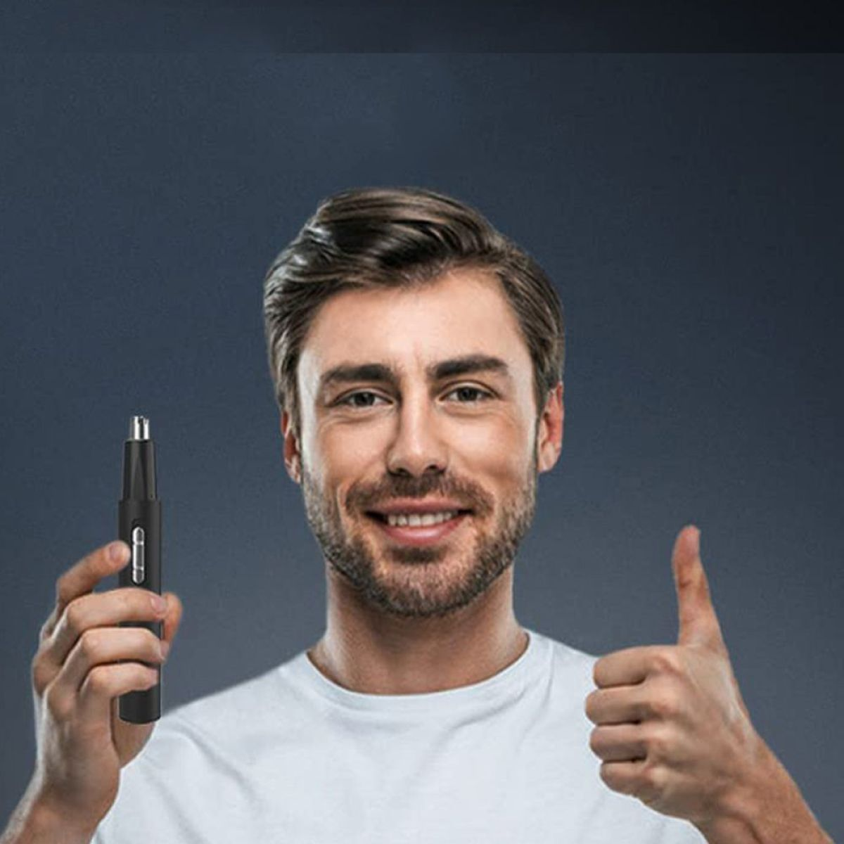 Ein Mann hält einen schwarzen Nasenhaartrimmer, Daumen hoch.