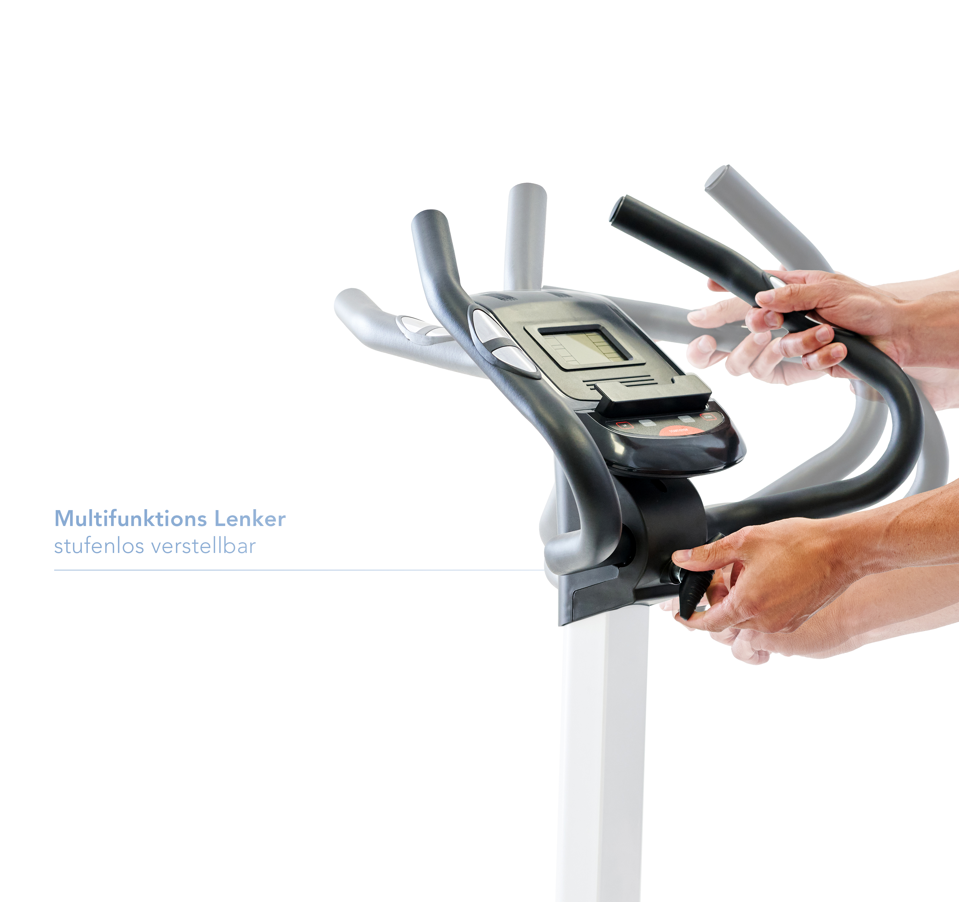 Persoon past het stuur van een hometrainer aan. Tekst: Multifunctioneel stuur, traploos verstelbaar.