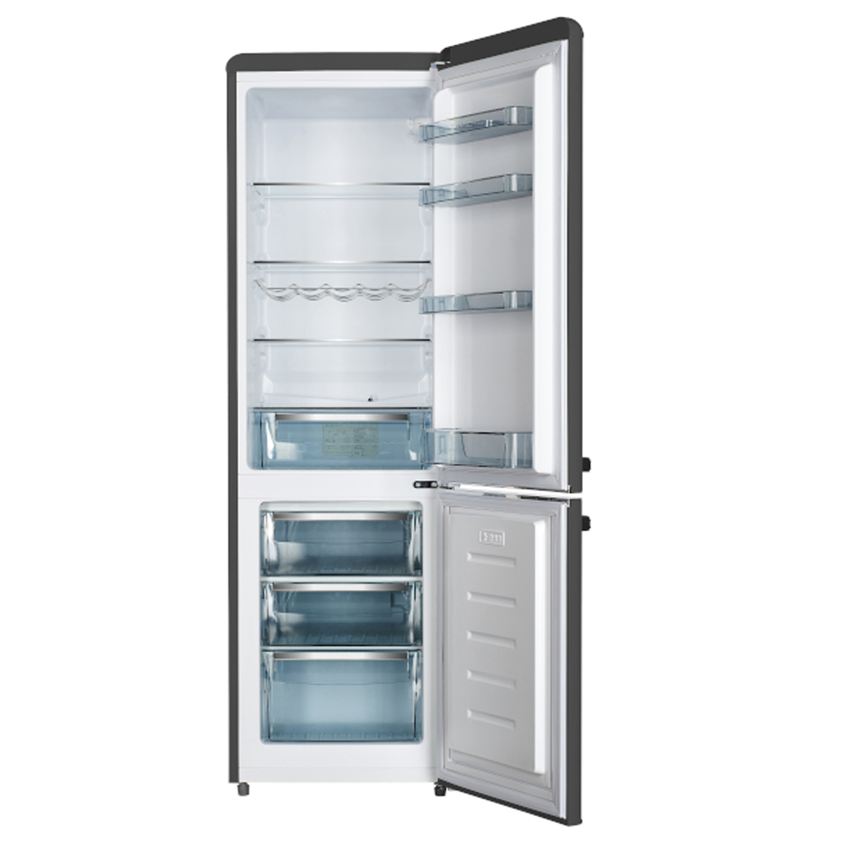 Offener Kühlschrank mit sichtbaren Regalen, Schubladen und Fächern.