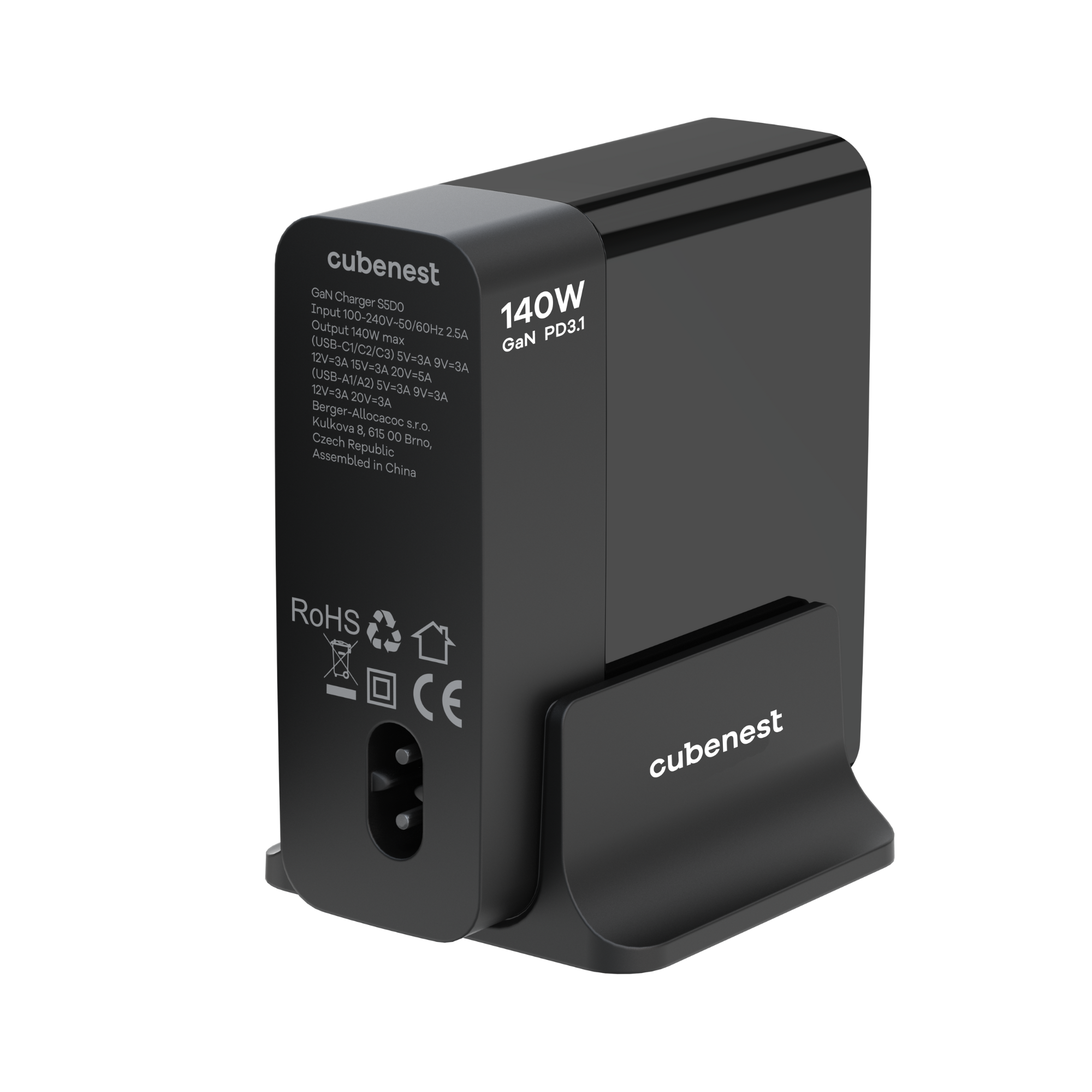 Schwarzes Cubenest-Ladegerät mit dem Text 140W GAN PD3.1. RoHS und andere Symbole sichtbar.