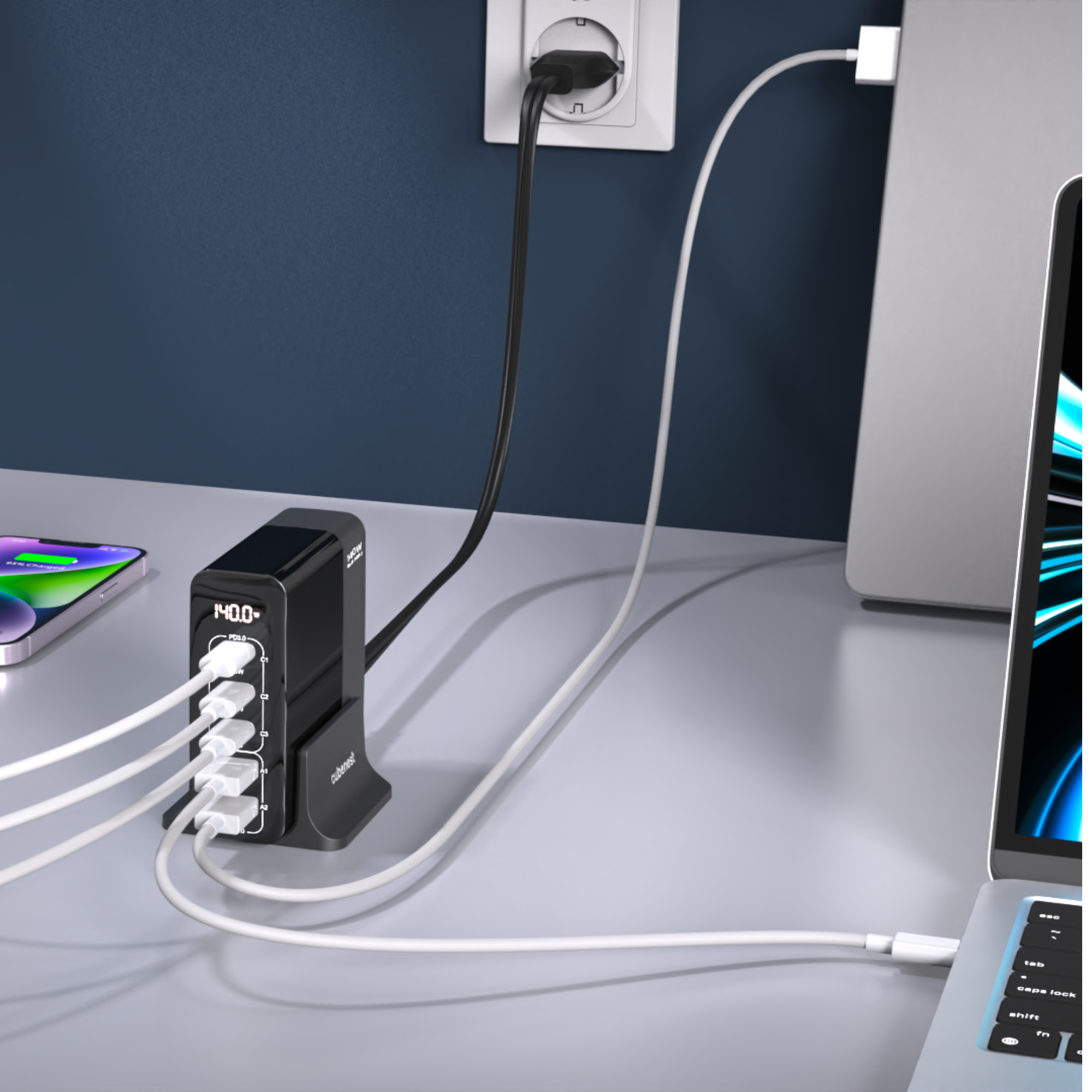 Ein schwarzer Netzadapter mit mehreren Steckdosen, eingesteckt in eine Steckdose mit Geräten.
