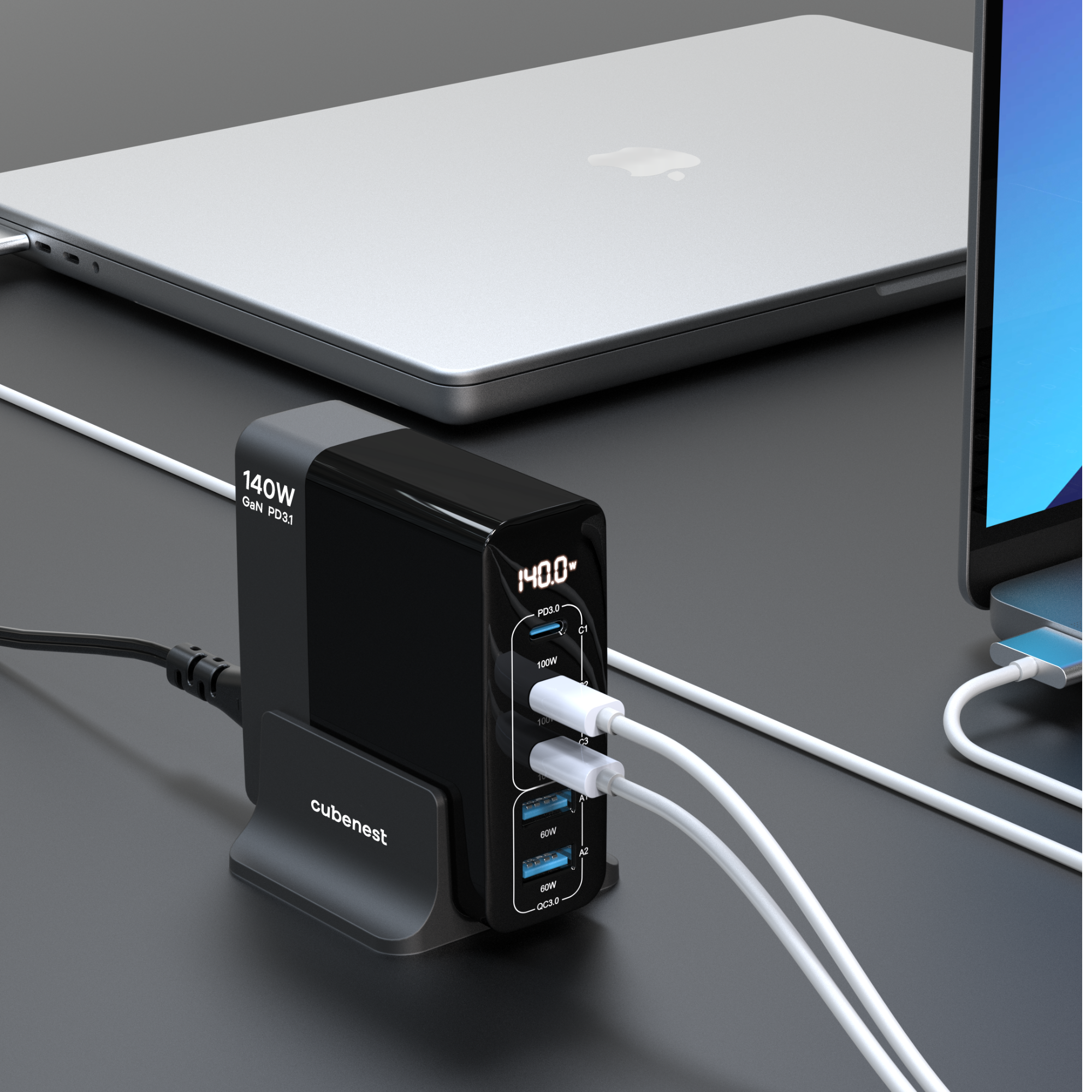 Ein schwarzes Netzteil mit mehreren USB-Anschlüssen und einem Display, mit zwei weißen Ladekabeln.