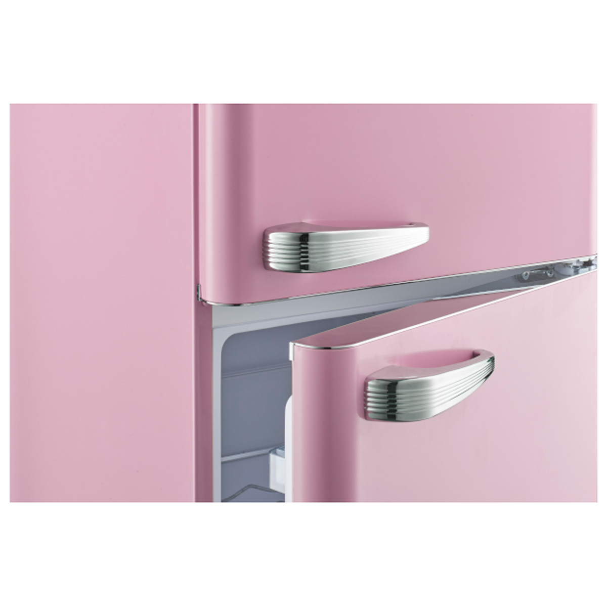 Rosa Kühlschrank mit silbernen Griffen, Tür offen, Innenraum sichtbar.