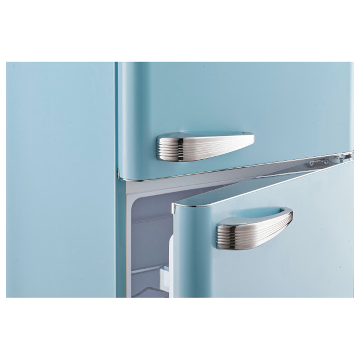 Ein hellblauer Kühlschrank, mit geöffneter Tür und silbernen Griffen.