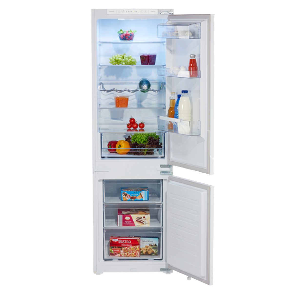 Weißer Kühlschrank mit offener Tür. Innen Regale mit Obst, Gemüse und Getränken.