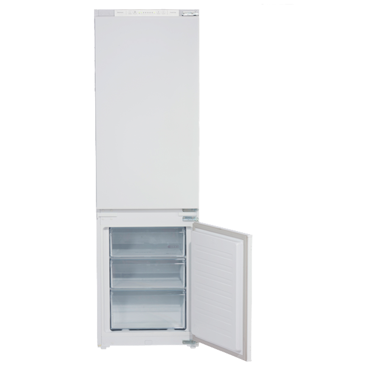 Ein weißer Kühlschrank mit geöffneter Gefriertür. Weißer Hintergrund.